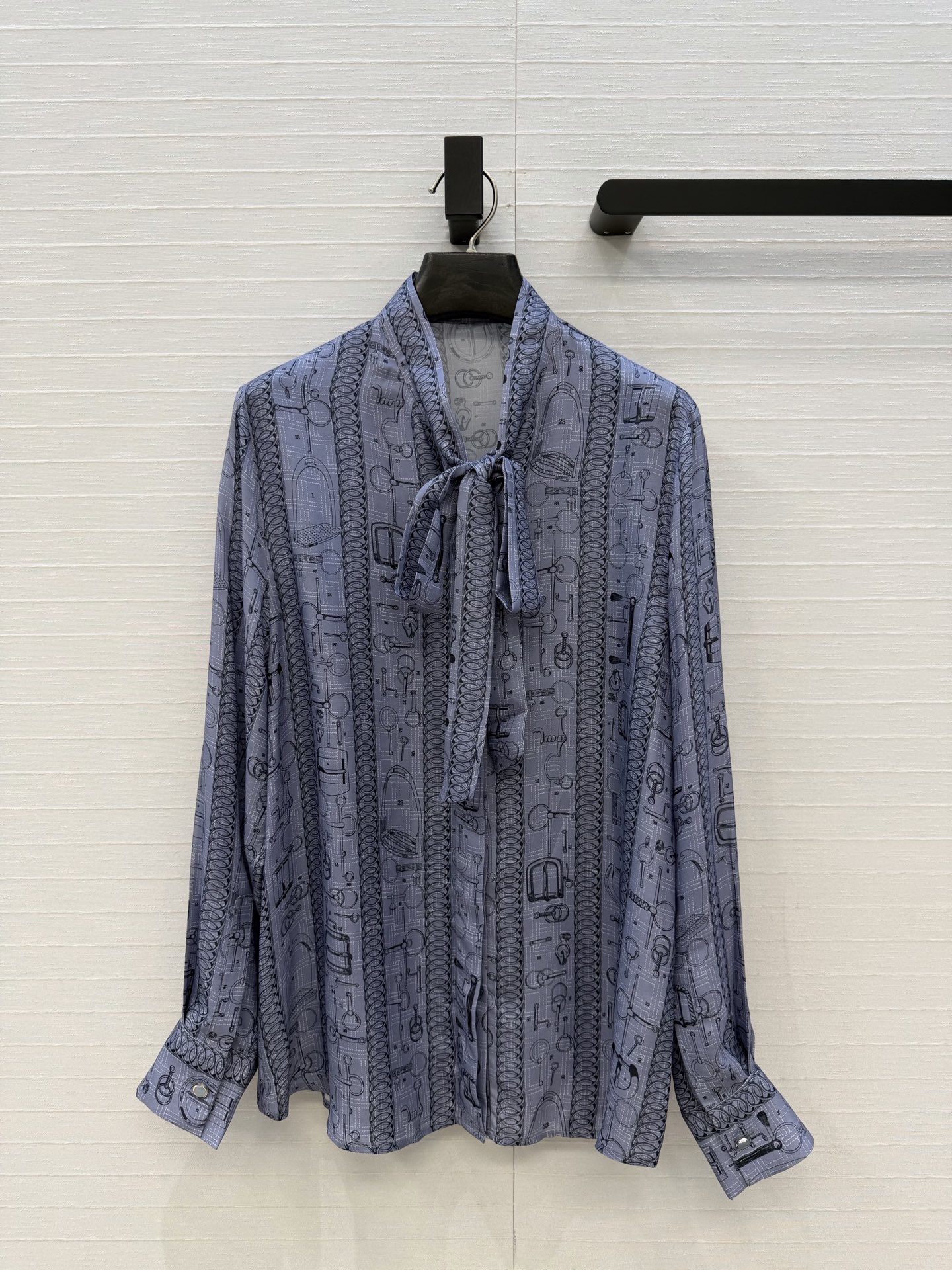 原单品质💕 H系26早春新品💕皮具链环图案印花真丝衬衫！100%真丝斜纹绸质感超赞！气质飘带蝴蝶结系领设计。经典版型不挑