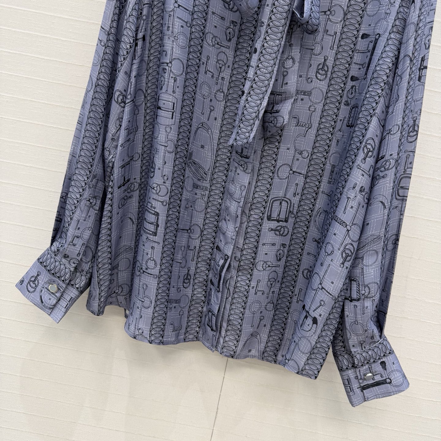 原单品质💕 H系26早春新品💕皮具链环图案印花真丝衬衫！100%真丝斜纹绸质感超赞！气质飘带蝴蝶结系领设计。经典版型不挑