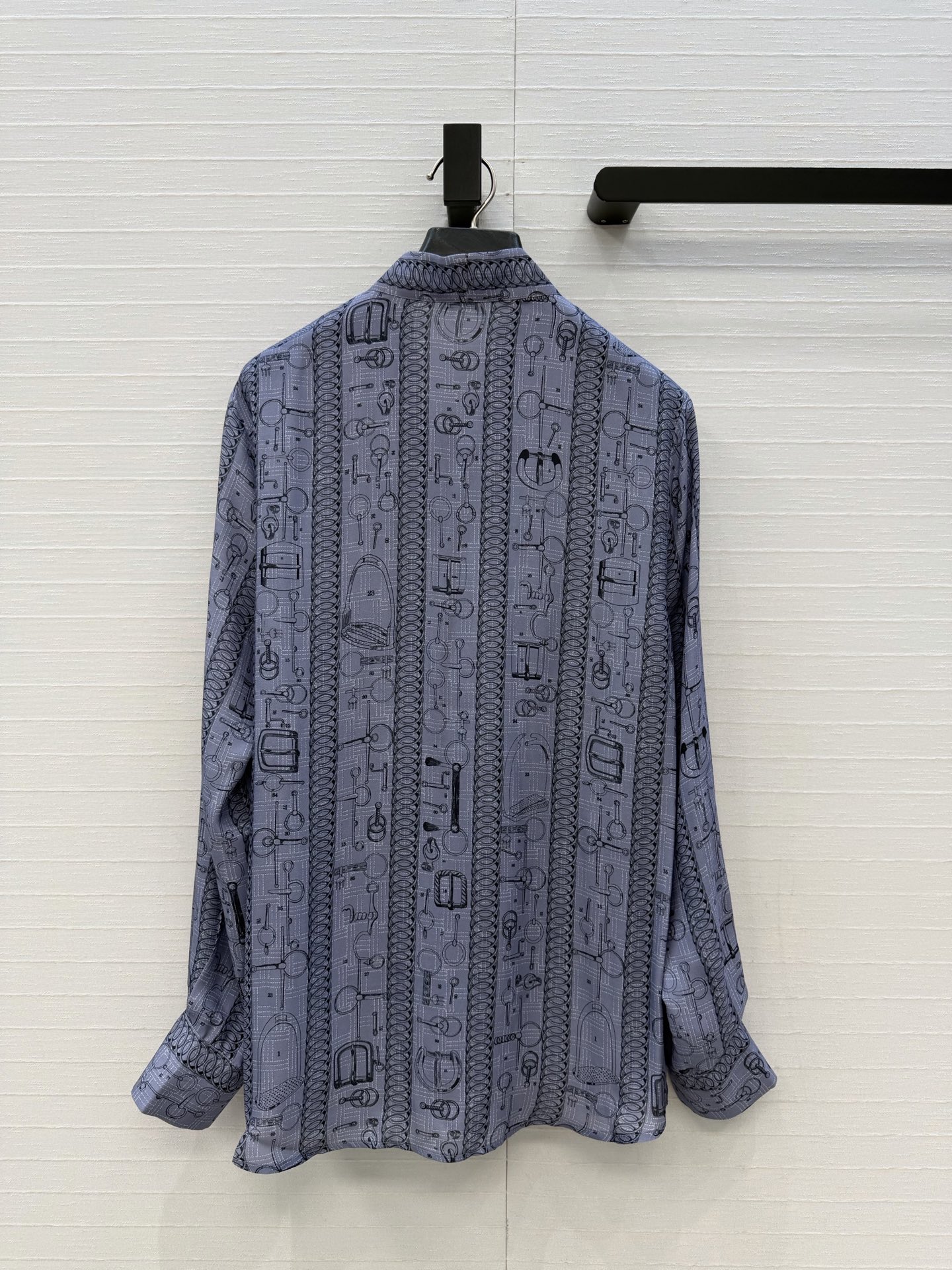 原单品质💕 H系26早春新品💕皮具链环图案印花真丝衬衫！100%真丝斜纹绸质感超赞！气质飘带蝴蝶结系领设计。经典版型不挑