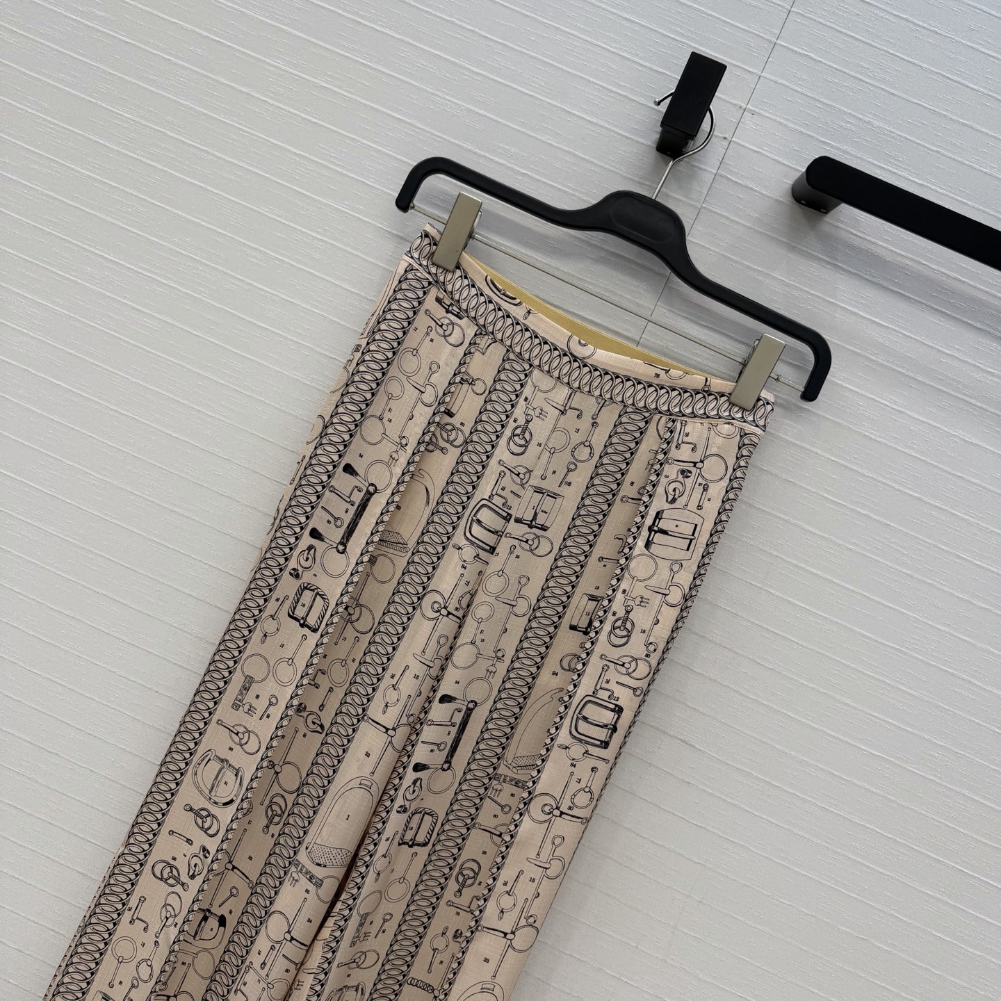 原单品质💕 H系26早春新品💕皮具链环图案印花真丝阔腿直筒裤！100%真丝斜纹绸质感超赞！气质牙签线压褶直筒裤型随性大方