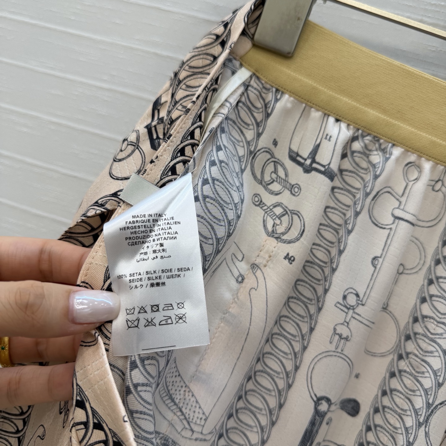原单品质💕 H系26早春新品💕皮具链环图案印花真丝阔腿直筒裤！100%真丝斜纹绸质感超赞！气质牙签线压褶直筒裤型随性大方