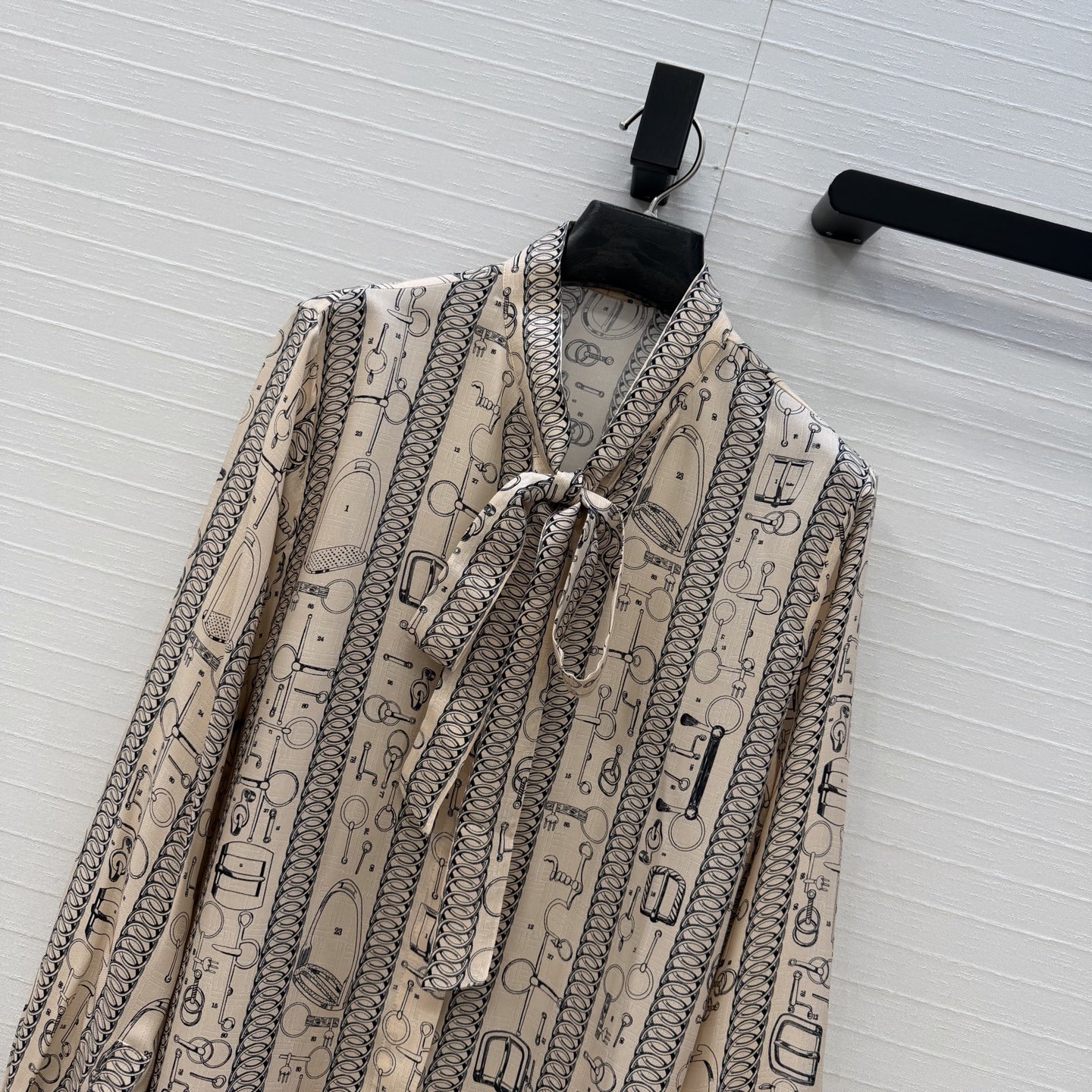 原单品质💕 H系26早春新品💕皮具链环图案印花真丝衬衫！100%真丝斜纹绸质感超赞！气质飘带蝴蝶结系领设计。经典版型不挑