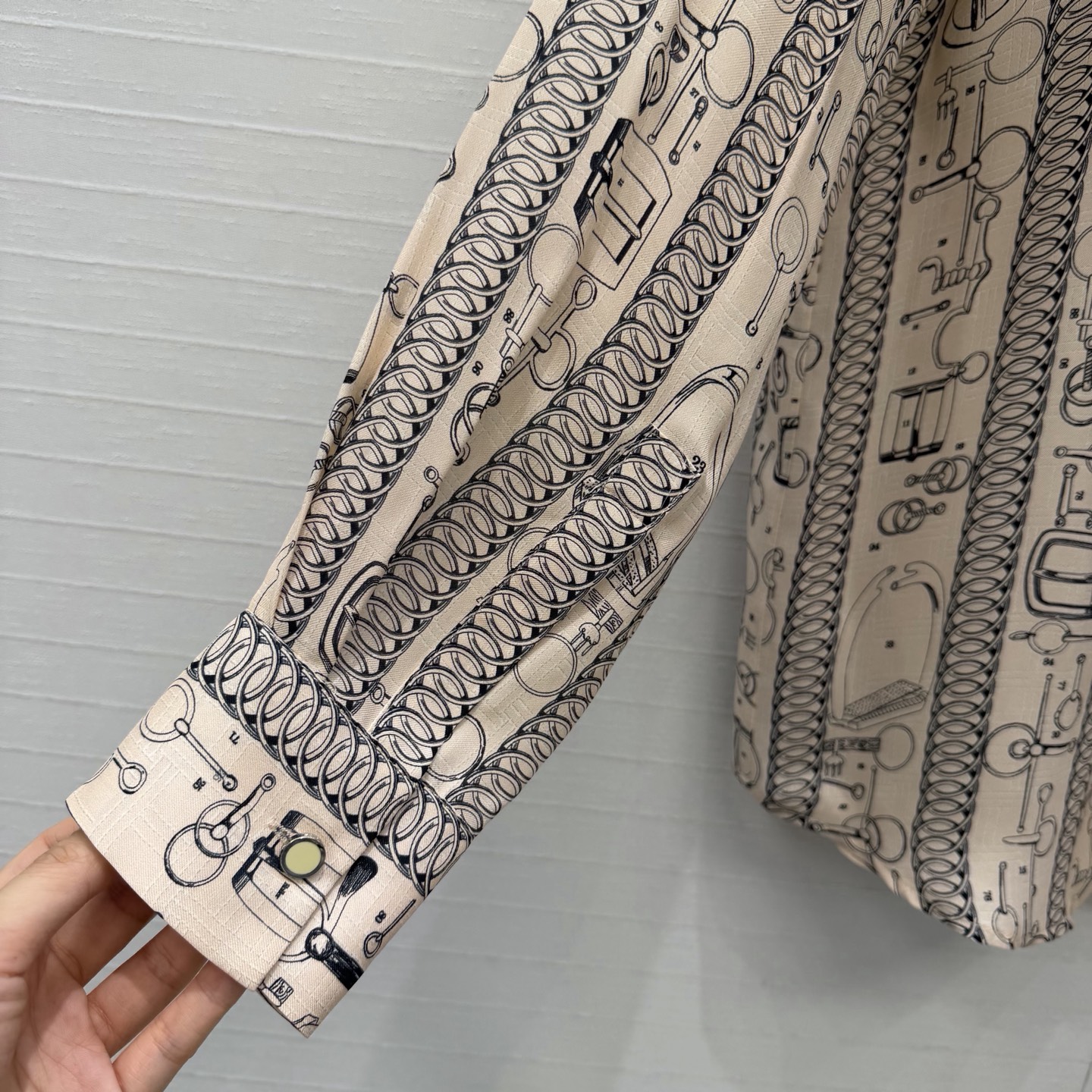 原单品质💕 H系26早春新品💕皮具链环图案印花真丝衬衫！100%真丝斜纹绸质感超赞！气质飘带蝴蝶结系领设计。经典版型不挑