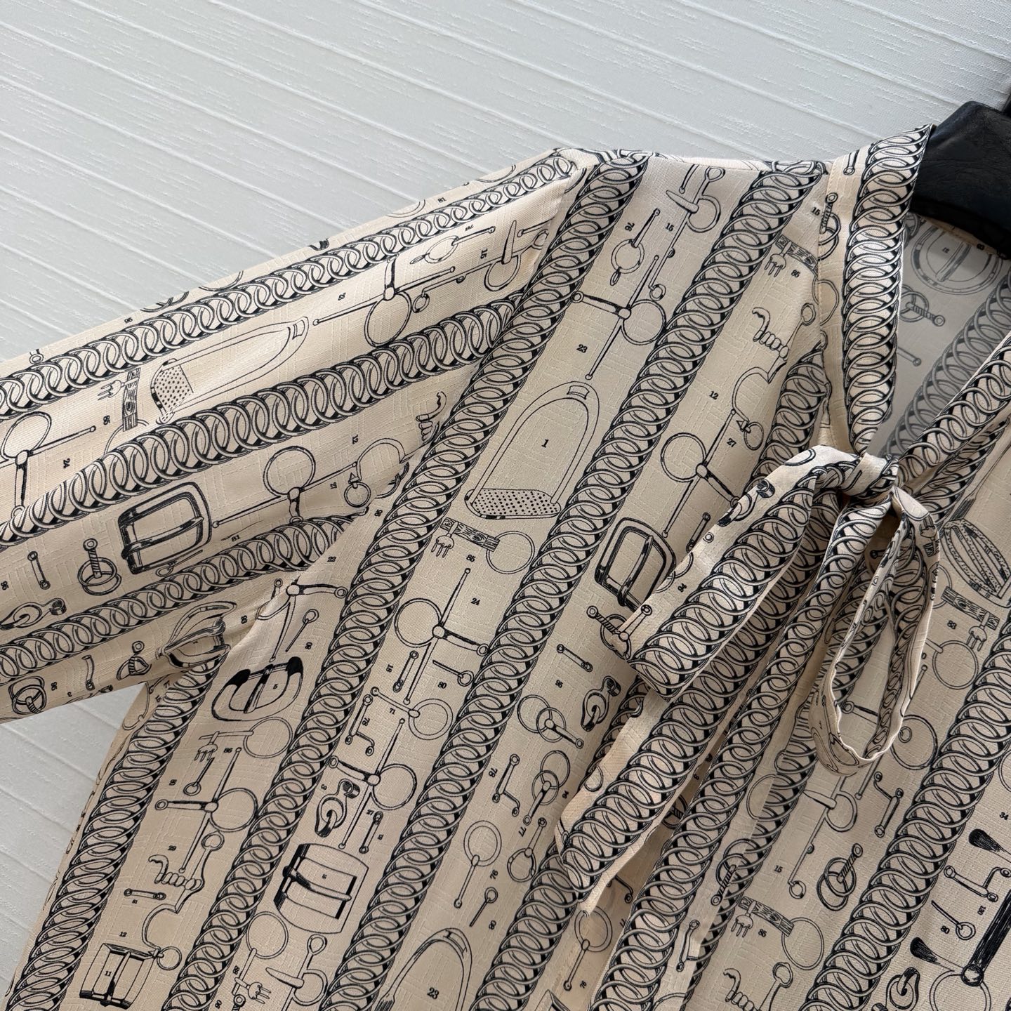 原单品质💕 H系26早春新品💕皮具链环图案印花真丝衬衫！100%真丝斜纹绸质感超赞！气质飘带蝴蝶结系领设计。经典版型不挑