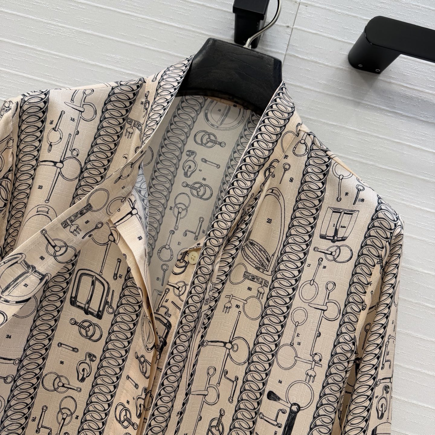 原单品质💕 H系26早春新品💕皮具链环图案印花真丝衬衫！100%真丝斜纹绸质感超赞！气质飘带蝴蝶结系领设计。经典版型不挑
