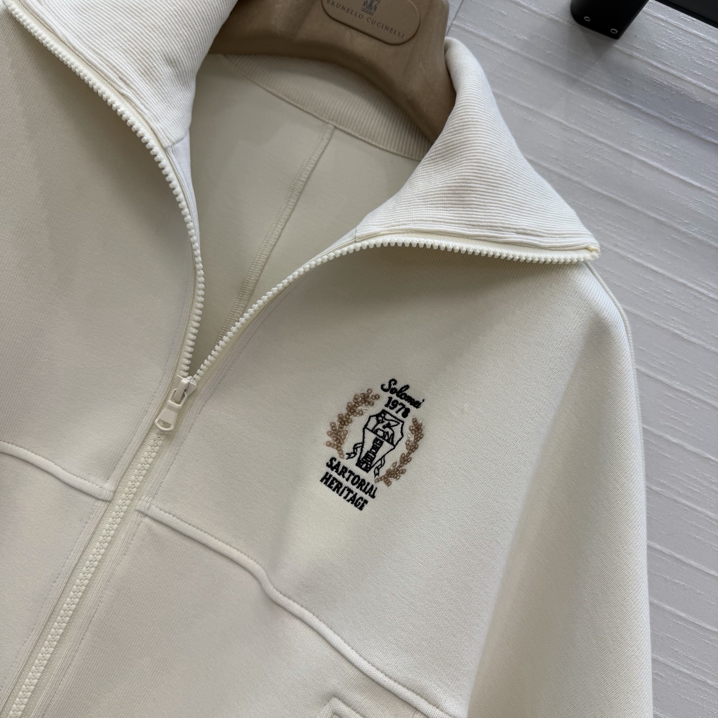 独家首发，❤️Bc极简高智感穿搭休闲套装！意式珠片刺绣徽章立领短款外套 宽松版型不挑人搭配松紧腰直筒裤上身显瘦又高挑！日