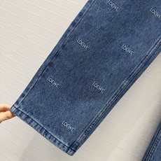 原单品质❤️Lw*新品刺绣牛仔裤!满印小logo刺绣,细密分布自带品牌氛围感,经典利落直筒裤型剪裁上身腿长比例超赞!甜酷 原单品质❤️Lw*新品刺绣牛仔裤!满印小logo刺绣,细密分布自带品牌氛围感,经典利落直筒裤型剪裁上身腿长比例超赞!甜酷