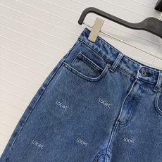 原单品质❤️Lw*新品刺绣牛仔裤!满印小logo刺绣,细密分布自带品牌氛围感,经典利落直筒裤型剪裁上身腿长比例超赞!甜酷 原单品质❤️Lw*新品刺绣牛仔裤!满印小logo刺绣,细密分布自带品牌氛围感,经典利落直筒裤型剪裁上身腿长比例超赞!甜酷