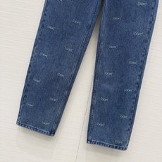 原单品质❤️Lw*新品刺绣牛仔裤!满印小logo刺绣,细密分布自带品牌氛围感,经典利落直筒裤型剪裁上身腿长比例超赞!甜酷 原单品质❤️Lw*新品刺绣牛仔裤!满印小logo刺绣,细密分布自带品牌氛围感,经典利落直筒裤型剪裁上身腿长比例超赞!甜酷