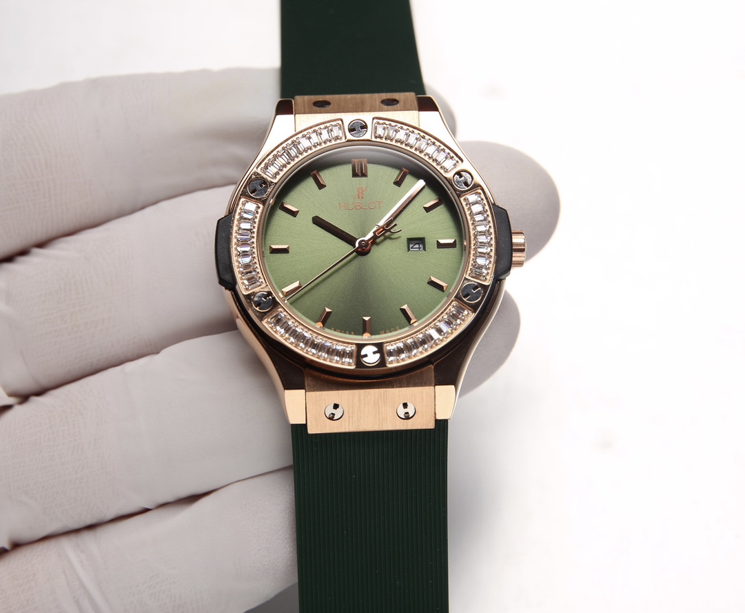 Hublot Classic Fusion Green Dial Ladies Watch with Diamond Bezel 3 i1714357773 3300 4
