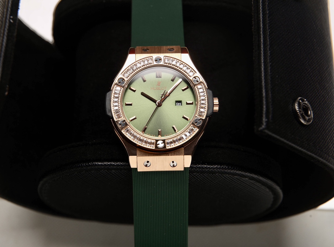 Hublot Classic Fusion Green Dial Ladies Watch with Diamond Bezel 4 i1714357773 6522 2