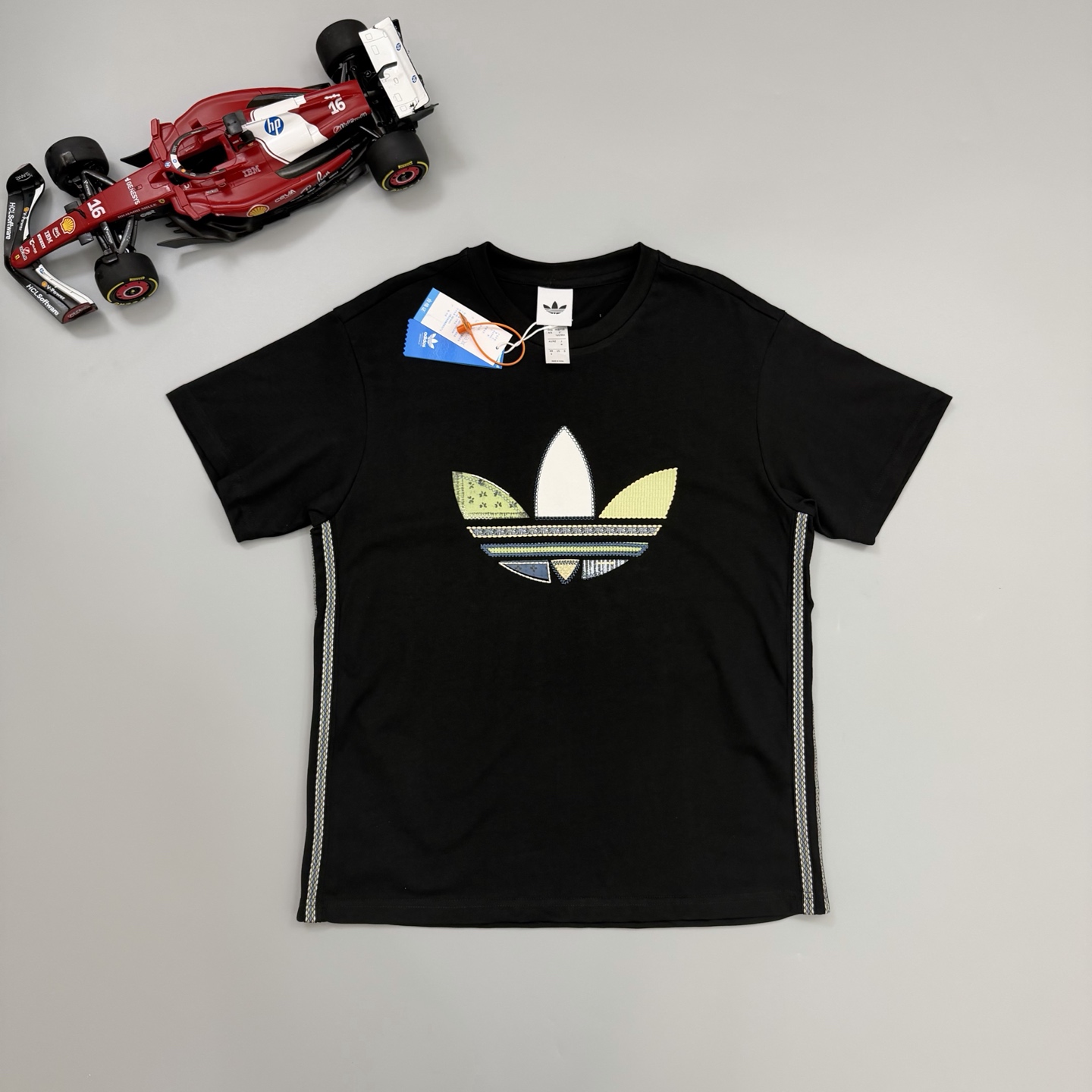 adidas三叶草拼接刺绣短袖 | 240g面料 胸前三叶草采用多材质拼接刺绣工艺,花纹布料搭配锁边绣线,层次丰富又有民族风情;袖口侧织带延续品牌经典三道杠,领口内侧暗藏微型压印logo,细节拉满.米白/黑两色可选,自带复古街头氛围,搭配牛仔裤、工装裤都很出彩,适配周末出游、日常休闲等多种场景. 颜色:黑/米白