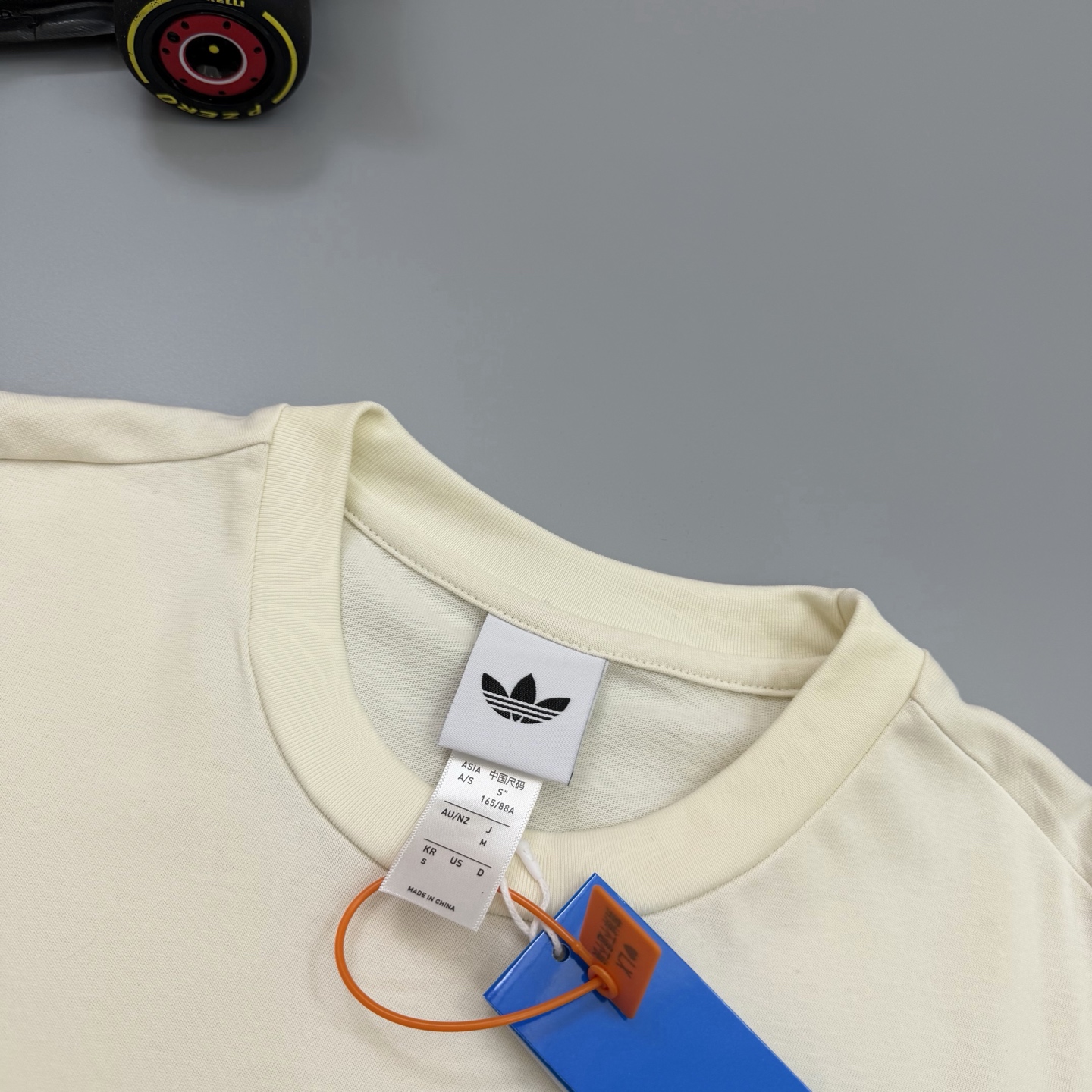 adidas三叶草拼接刺绣短袖 | 240g面料 胸前三叶草采用多材质拼接刺绣工艺,花纹布料搭配锁边绣线,层次丰富又有民族风情;袖口侧织带延续品牌经典三道杠,领口内侧暗藏微型压印logo,细节拉满.米白/黑两色可选,自带复古街头氛围,搭配牛仔裤、工装裤都很出彩,适配周末出游、日常休闲等多种场景. 颜色:黑/米白