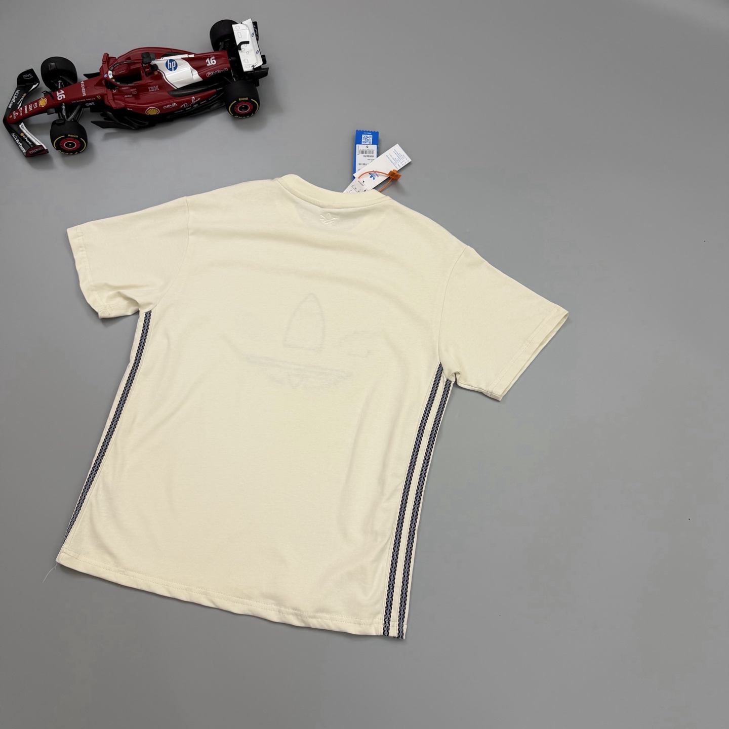adidas三叶草拼接刺绣短袖 | 240g面料 胸前三叶草采用多材质拼接刺绣工艺,花纹布料搭配锁边绣线,层次丰富又有民族风情;袖口侧织带延续品牌经典三道杠,领口内侧暗藏微型压印logo,细节拉满.米白/黑两色可选,自带复古街头氛围,搭配牛仔裤、工装裤都很出彩,适配周末出游、日常休闲等多种场景. 颜色:黑/米白