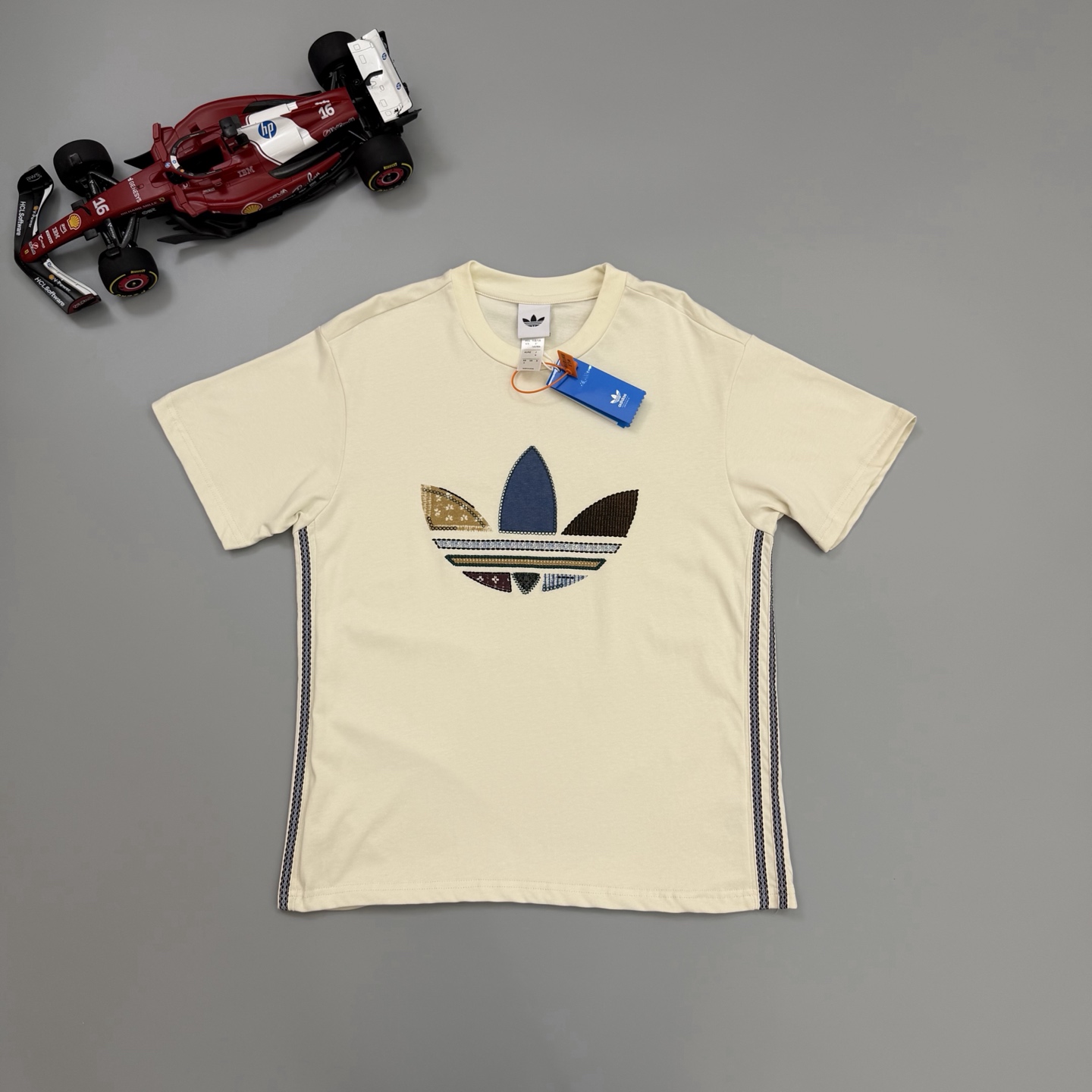 adidas三叶草拼接刺绣短袖 | 240g面料 胸前三叶草采用多材质拼接刺绣工艺,花纹布料搭配锁边绣线,层次丰富又有民族风情;袖口侧织带延续品牌经典三道杠,领口内侧暗藏微型压印logo,细节拉满.米白/黑两色可选,自带复古街头氛围,搭配牛仔裤、工装裤都很出彩,适配周末出游、日常休闲等多种场景. 颜色:黑/米白