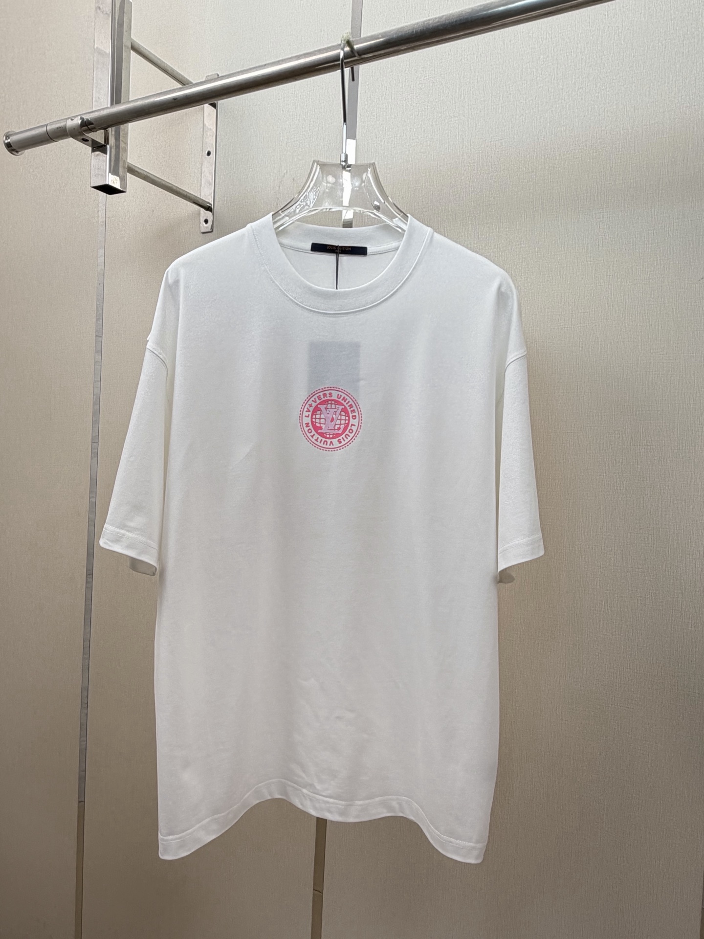 P90 Camiseta LV espalda rosa globo terraqueo mezcla de procesos✨ clasico motivo de flor de cuatro hojas | diseno de con…