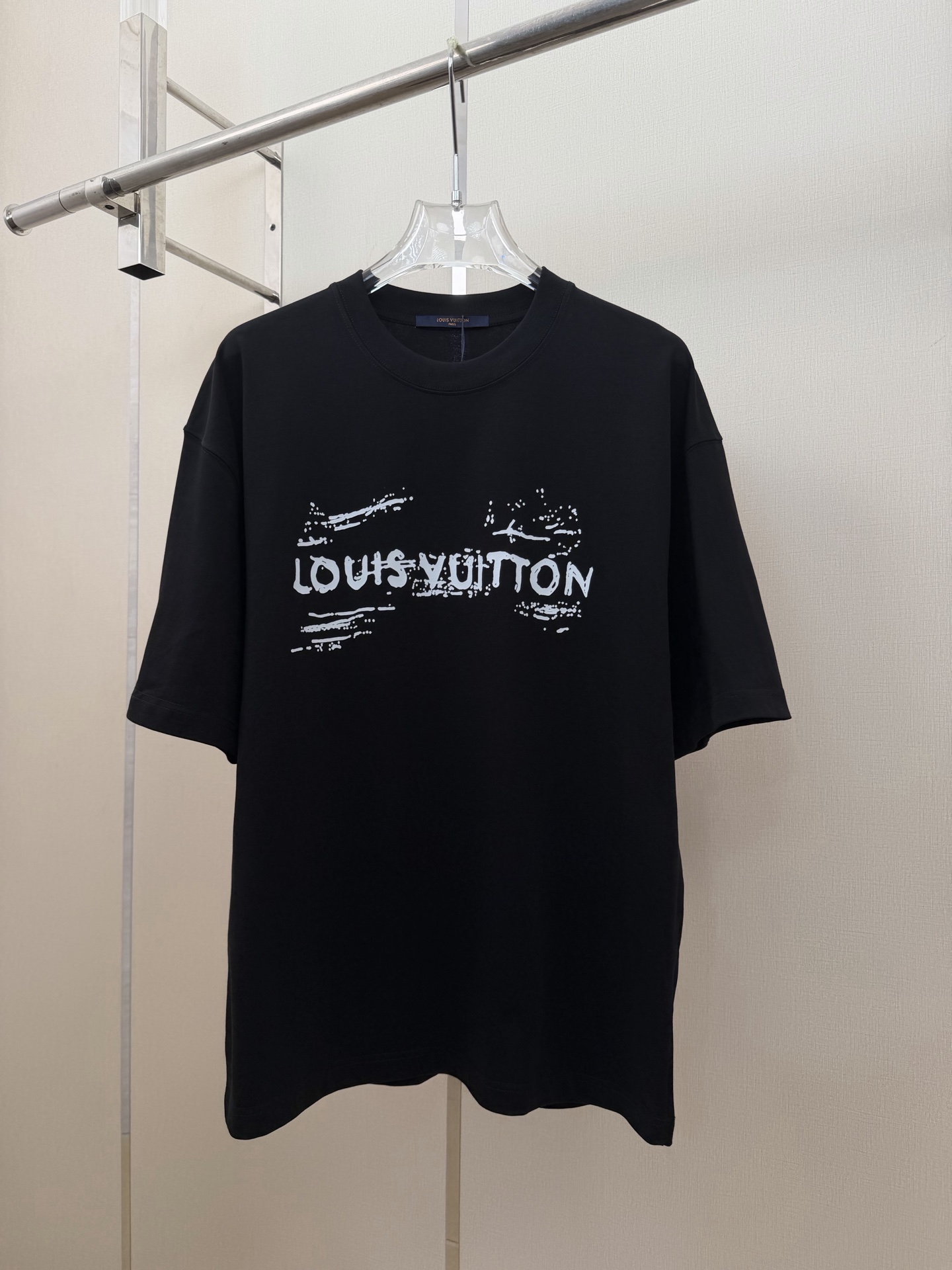 P85 Camiseta LV de gran venta con letras desgastadas y pintadas 🔥, técnica de estampado tridimensional de graffiti, no…