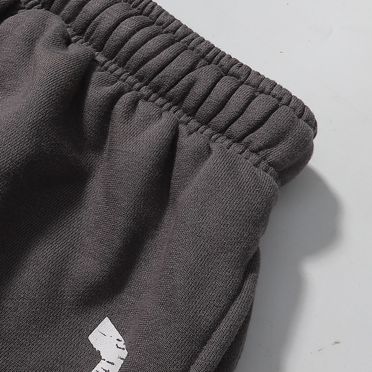 Hellstar FH 2565 Mud-Washing Shorts in Ash and Red Wash, Sizes SM-XL - 图片 8