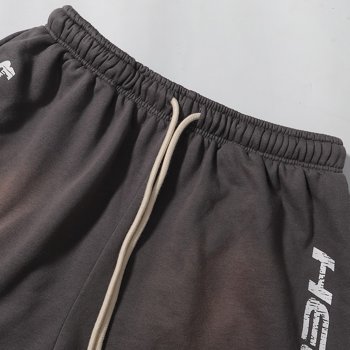Hellstar FH 2565 Mud-Washing Shorts in Ash and Red Wash, Sizes SM-XL - 图片 7