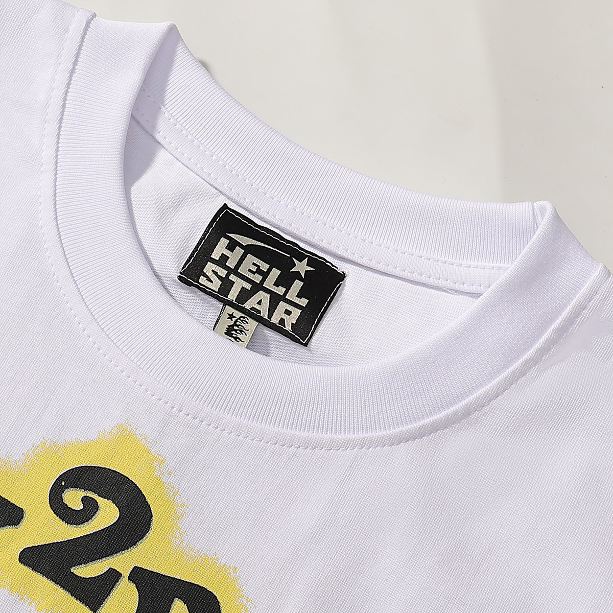 High-Quality Christmas T-Shirts in Black and White, Various Sizes Available. - 图片 6