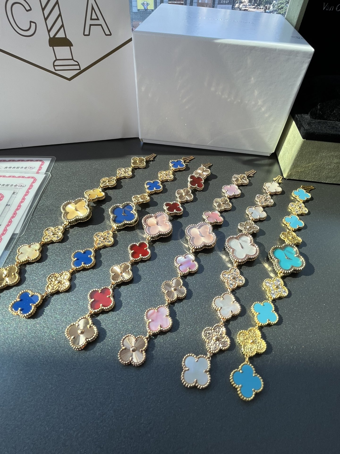 The top pack is 18K. VCA Van Cleopatra Sweet Alhambra Series Four-leaved jewelry wristwatch。 - 图片 3