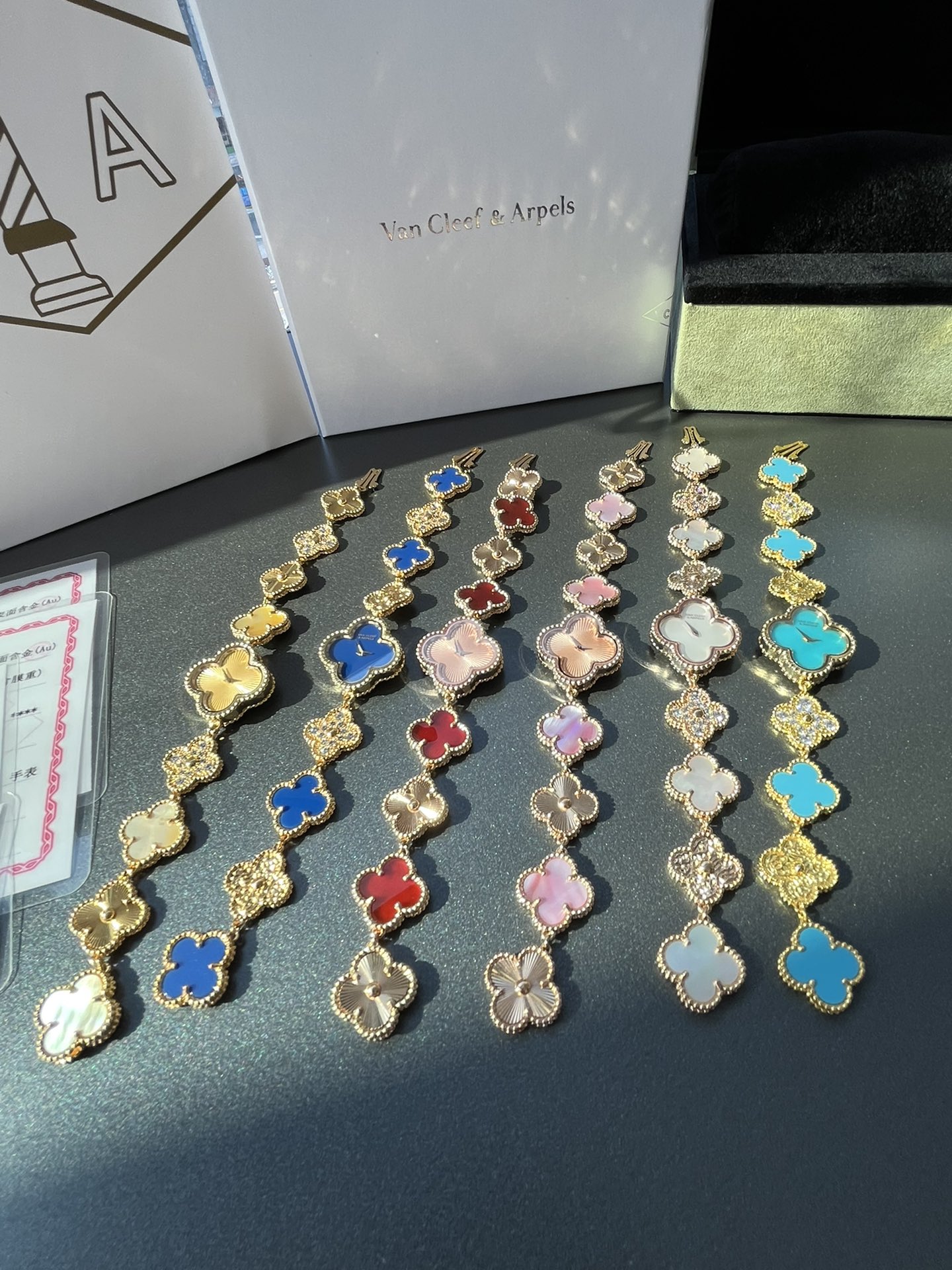 The top pack is 18K. VCA Van Cleopatra Sweet Alhambra Series Four-leaved jewelry wristwatch。