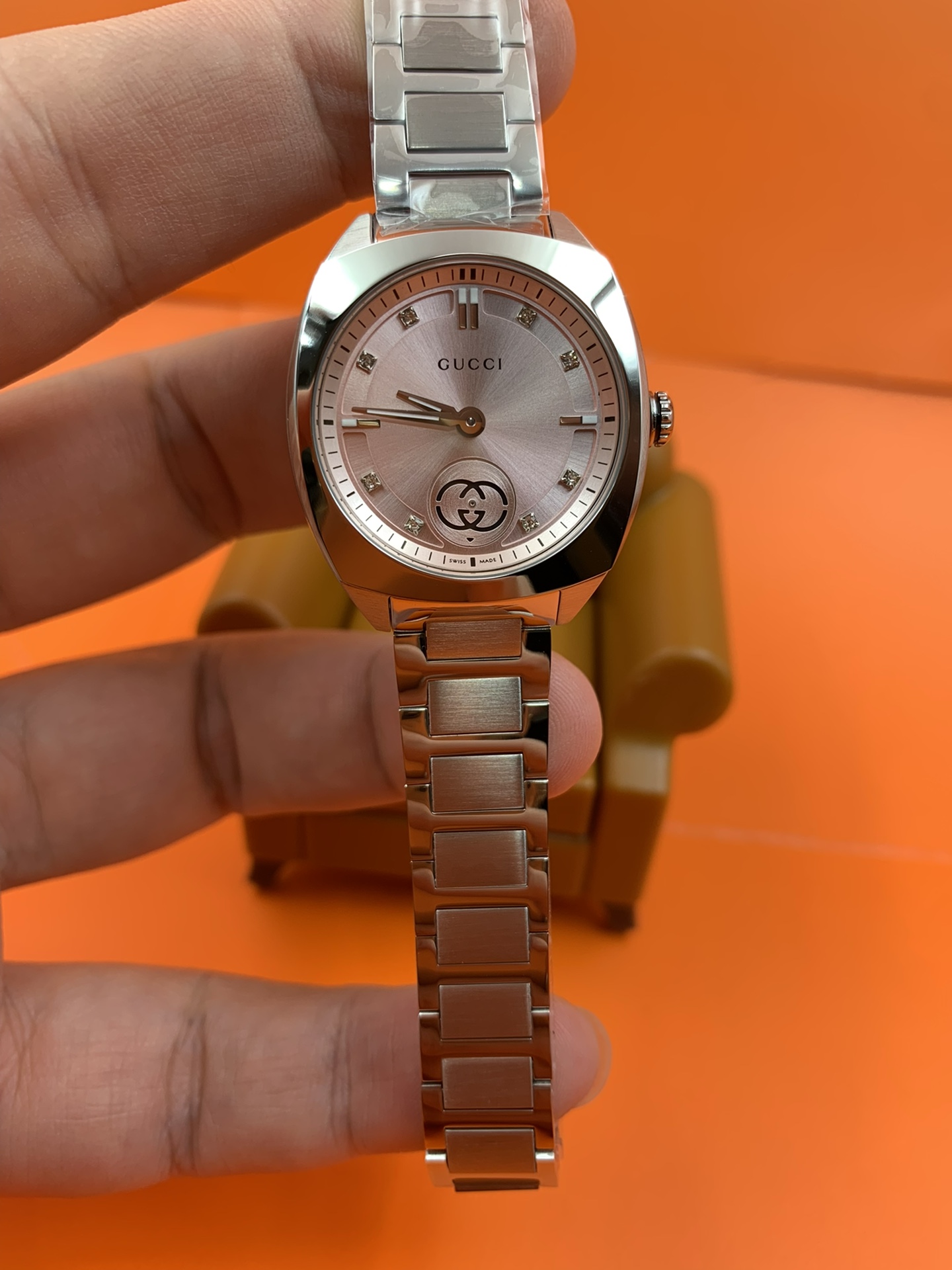 NO:384038,Pink series, Gucci interlocking quartz series. The watch diameter is 29mm. The very characteristic is that the Gucci logo at six o'clock is a small second. The dial is embroidered with low-key and restrained interlocking double G and Gucci letter logos, interpreting the fashionable style. It does not embroider the steel electric VD strap case, imported Swiss movement, anti-reflective coating sapphire glass. There is no doubt about stability!  Life waterproof 30m, full package, gucci, gucci19860909粉色系列,Gucci 古驰 interlocking石英系列.表径29mm,很有特点的是六点位的古驰logo为小秒走时.表盘缀饰低调内敛的互扣式双G和Gucci字母标识,诠释时尚型格.不绣钢间电VD表带表壳,进口瑞士机芯,防反光涂层蓝宝石玻璃.稳定毋庸置疑！生活防水30m,全套包装出,,gucci,gucci,Watch