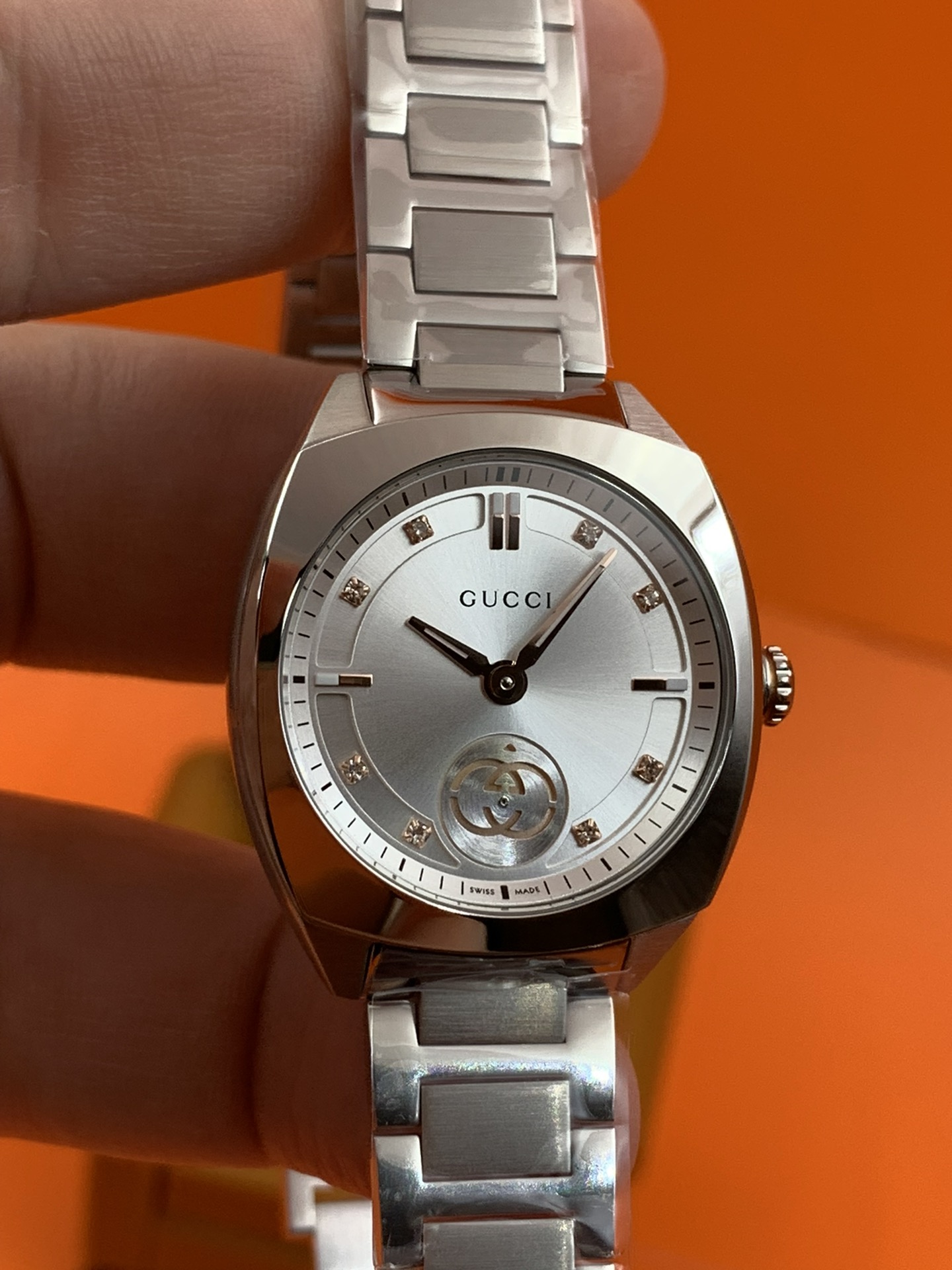 NO:384046,Silver series, Gucci interlocking quartz series. The watch diameter is 29mm. The very characteristic is that the Gucci logo at six o'clock is a small second. The dial is embroidered with low-key and restrained interlocking double G and Gucci letter logos, interpreting the fashionable style. It does not embroider the steel electric VD strap case, imported Swiss movement, anti-reflective coating sapphire glass. There is no doubt about stability!  Life waterproof 30m, full package, gucci, gucci19860909银色系列,古驰 Gucci interlocking石英系列.表径29mm,很有特点的是六点位的古驰logo为小秒走时.表盘缀饰低调内敛的互扣式双G和Gucci字母标识,诠释时尚型格.不绣钢间电VD表带表壳,进口瑞士机芯,防反光涂层蓝宝石玻璃.稳定毋庸置疑！生活防水30m,全套包装出,,gucci,gucci,Watch