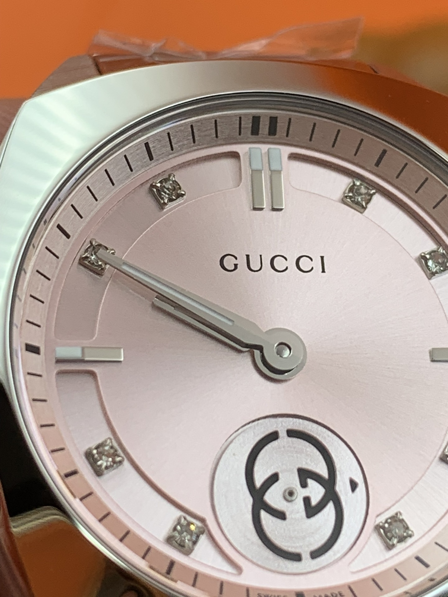 NO:384053,The Gucci GUCCI dial is inlaid with Swarovski rhinestones, and the scale hands are fully in line with the authentic craftsmanship and genuine interchange without any pressure!  ,gucci,gucci,swarovski19860909古驰 GUCCI 表盘镶嵌施华洛世奇水钻,刻度指针完全符合正品工艺、正品互换毫无压力！,,gucci,gucci,swarovski,Watch