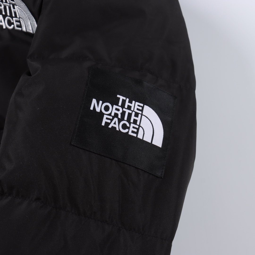 THE NORTH FACE/北面TNF 长款连帽羽绒服 进口barudan/百灵达绣花机定制万针电绣