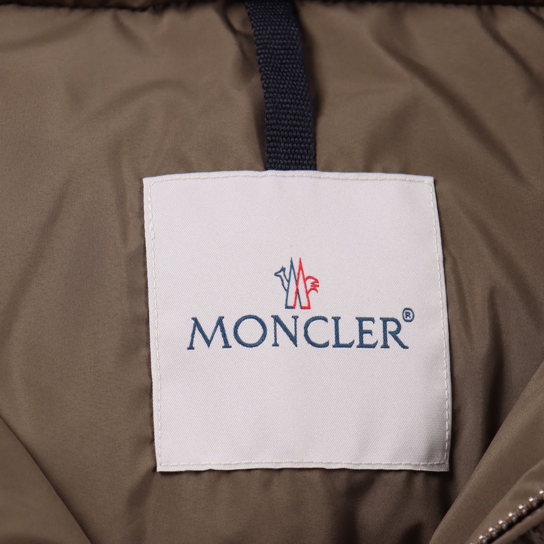 MONCLER/蒙口MC Besbre皮革标识拉链羽绒服 黑色 卡其-Chinese UA Cheap High Quatity Brand Clothes Bags handbags Sneakers wholesale wholesaler seller from China Factory suppliers Fashion Clothing Shoes best Quality Beautiful Price MONCLER/蒙口MC Besbre皮革标识拉链羽绒服 黑色 卡其