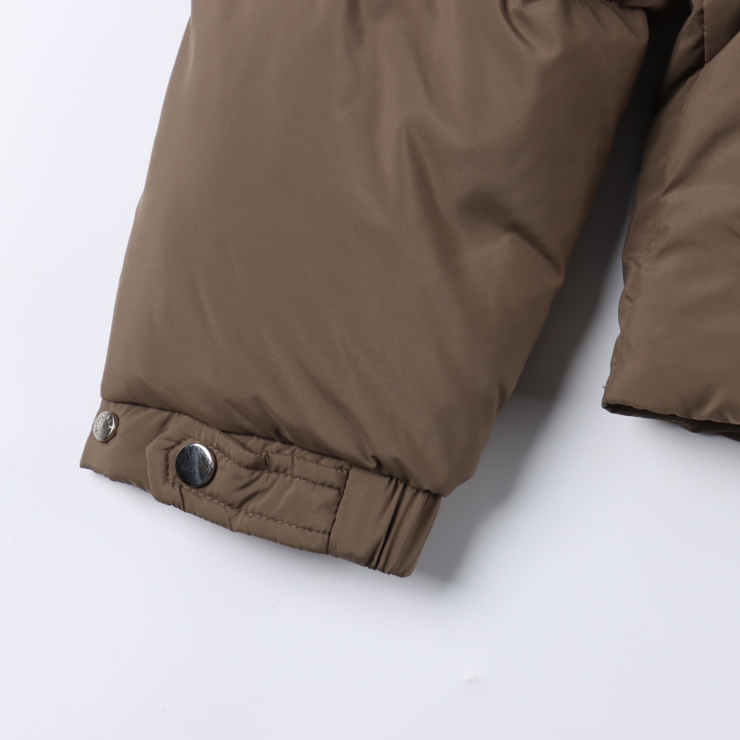 MONCLER/蒙口MC Besbre皮革标识拉链羽绒服 黑色 卡其-Chinese UA Cheap High Quatity Brand Clothes Bags handbags Sneakers wholesale wholesaler seller from China Factory suppliers Fashion Clothing Shoes best Quality Beautiful Price MONCLER/蒙口MC Besbre皮革标识拉链羽绒服 黑色 卡其