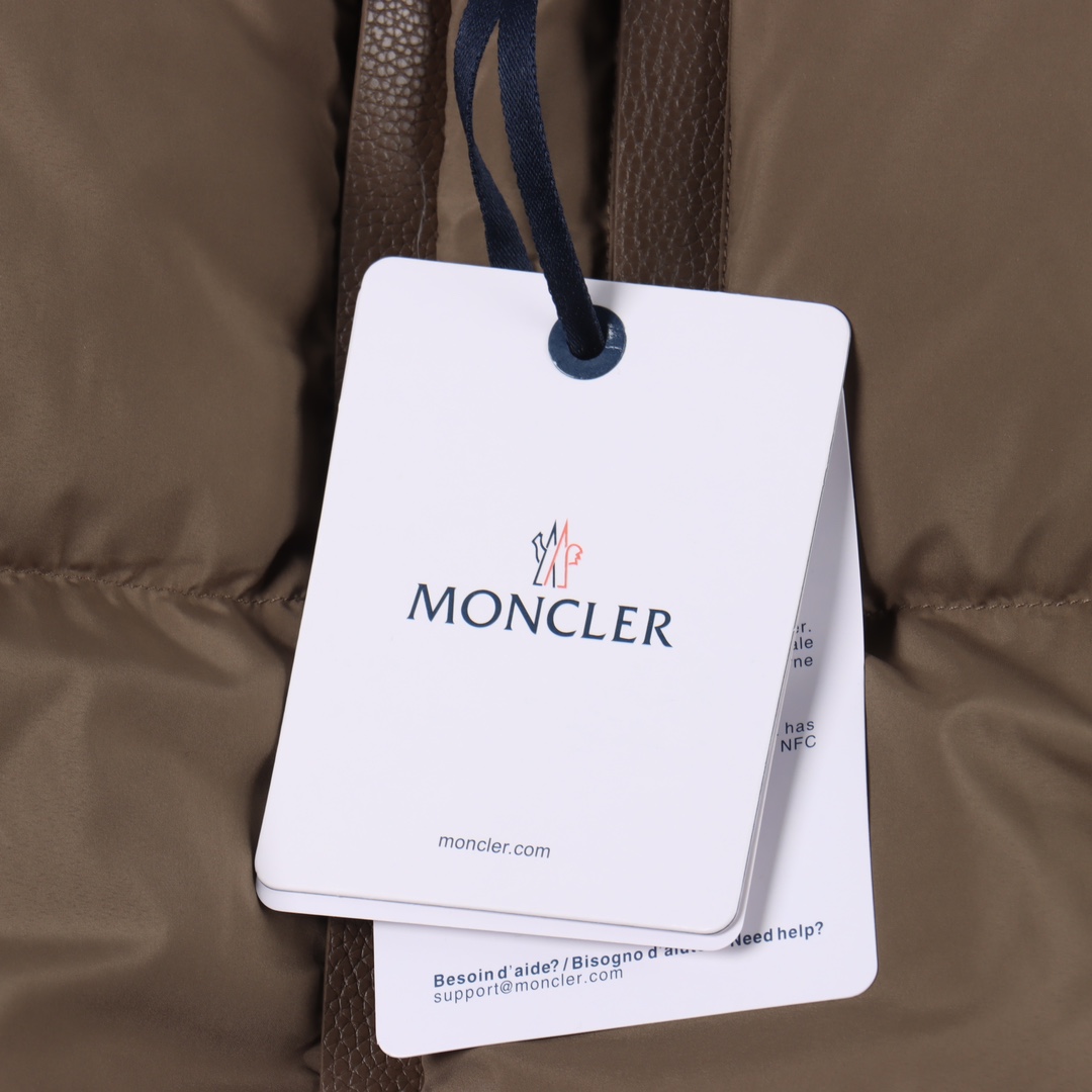 MONCLER/蒙口MC Besbre皮革标识拉链羽绒服 黑色 卡其-Chinese UA Cheap High Quatity Brand Clothes Bags handbags Sneakers wholesale wholesaler seller from China Factory suppliers Fashion Clothing Shoes best Quality Beautiful Price MONCLER/蒙口MC Besbre皮革标识拉链羽绒服 黑色 卡其