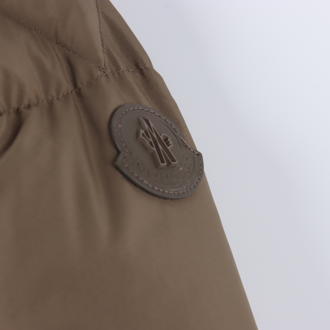 MONCLER/蒙口MC Besbre皮革标识拉链羽绒服 黑色 卡其-Chinese UA Cheap High Quatity Brand Clothes Bags handbags Sneakers wholesale wholesaler seller from China Factory suppliers Fashion Clothing Shoes best Quality Beautiful Price MONCLER/蒙口MC Besbre皮革标识拉链羽绒服 黑色 卡其