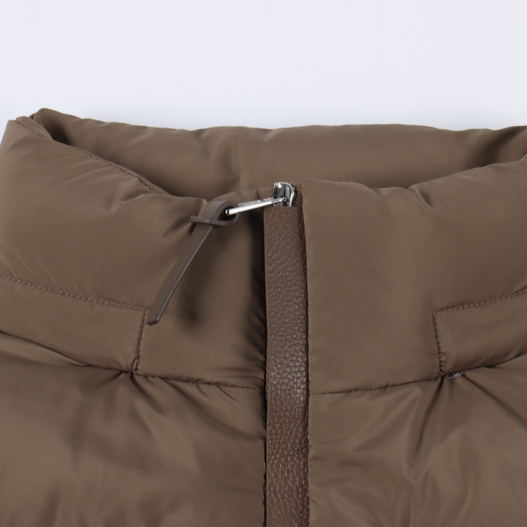 MONCLER/蒙口MC Besbre皮革标识拉链羽绒服 黑色 卡其-Chinese UA Cheap High Quatity Brand Clothes Bags handbags Sneakers wholesale wholesaler seller from China Factory suppliers Fashion Clothing Shoes best Quality Beautiful Price MONCLER/蒙口MC Besbre皮革标识拉链羽绒服 黑色 卡其