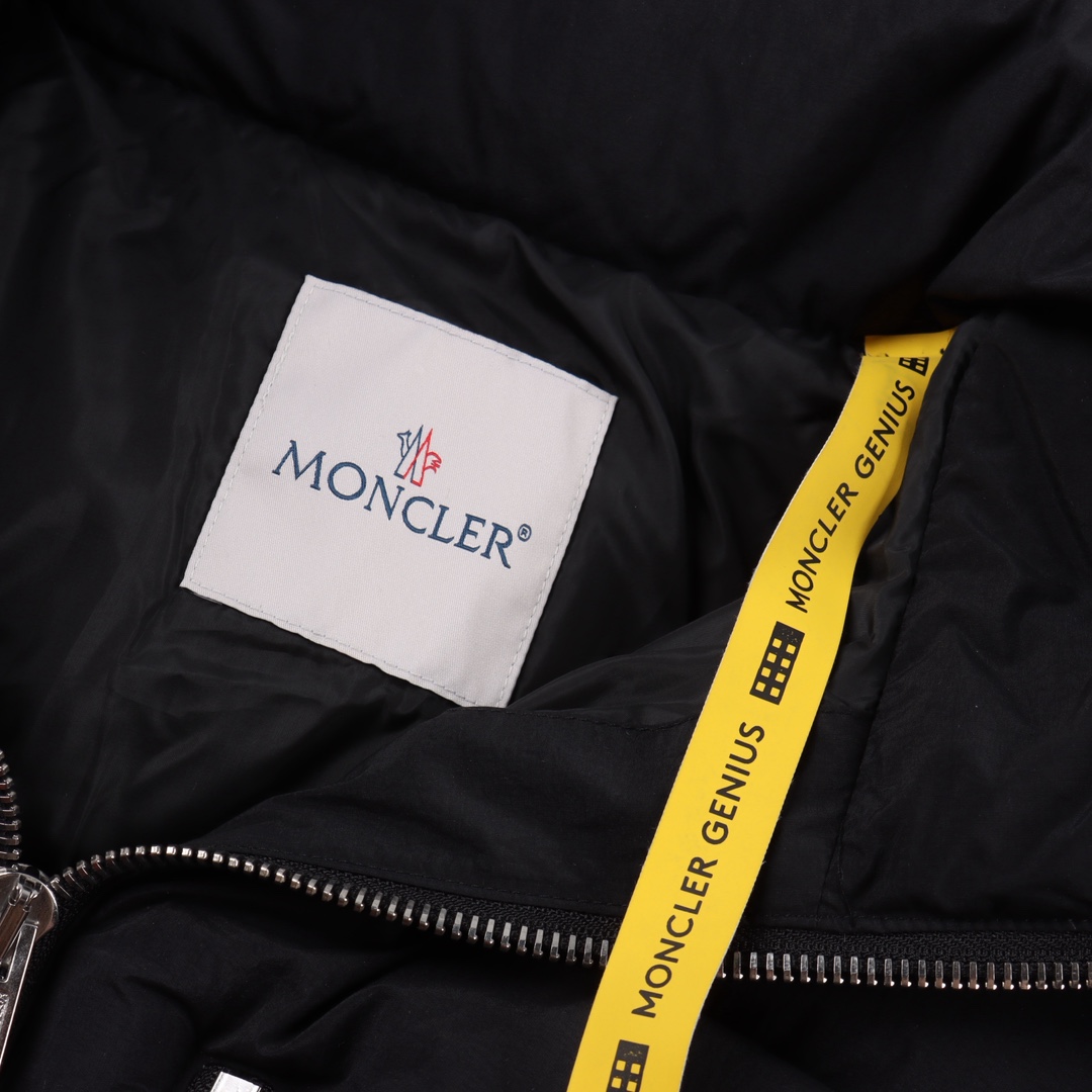 MONCLER GENIUS x Willow Smith联名款 FW25 双头拉链可调节袖口刺绣徽标贴片羽绒服 90绒