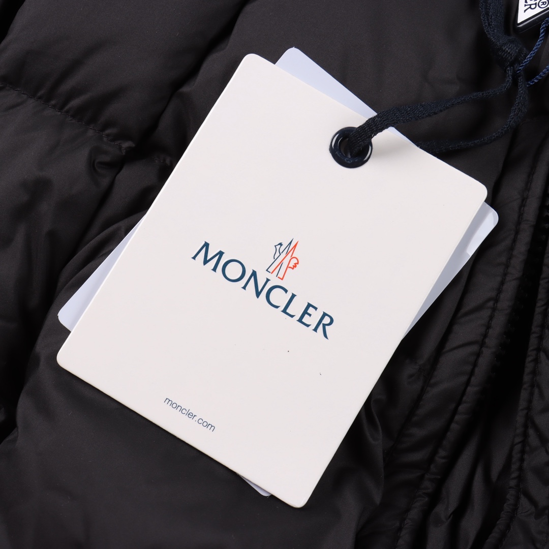 ONCLER蒙口 雾面哑光长款玛雅羽绒服 白鸭绒这款男士长款羽绒夹克经典美学