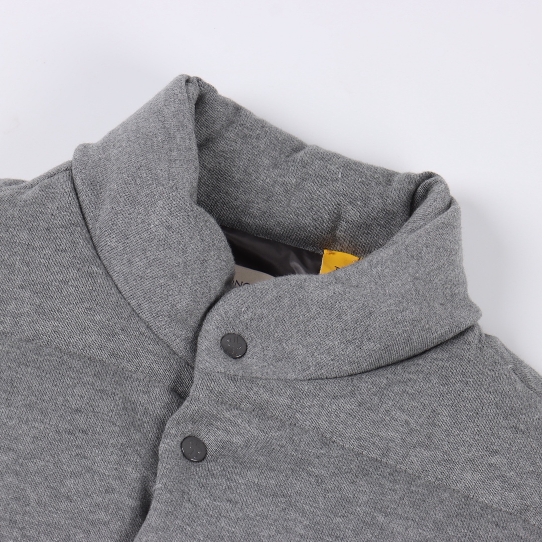 MONCLER 藤原浩新款联名女款马甲 90白鸭绒 面料柔顺 版型超正 格雷系穿搭灰色系马甲