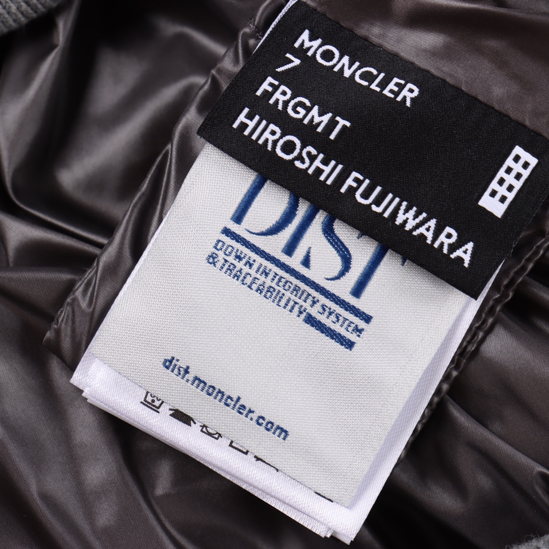 MONCLER 藤原浩新款联名女款马甲 90白鸭绒 面料柔顺 版型超正 格雷系穿搭灰色系马甲