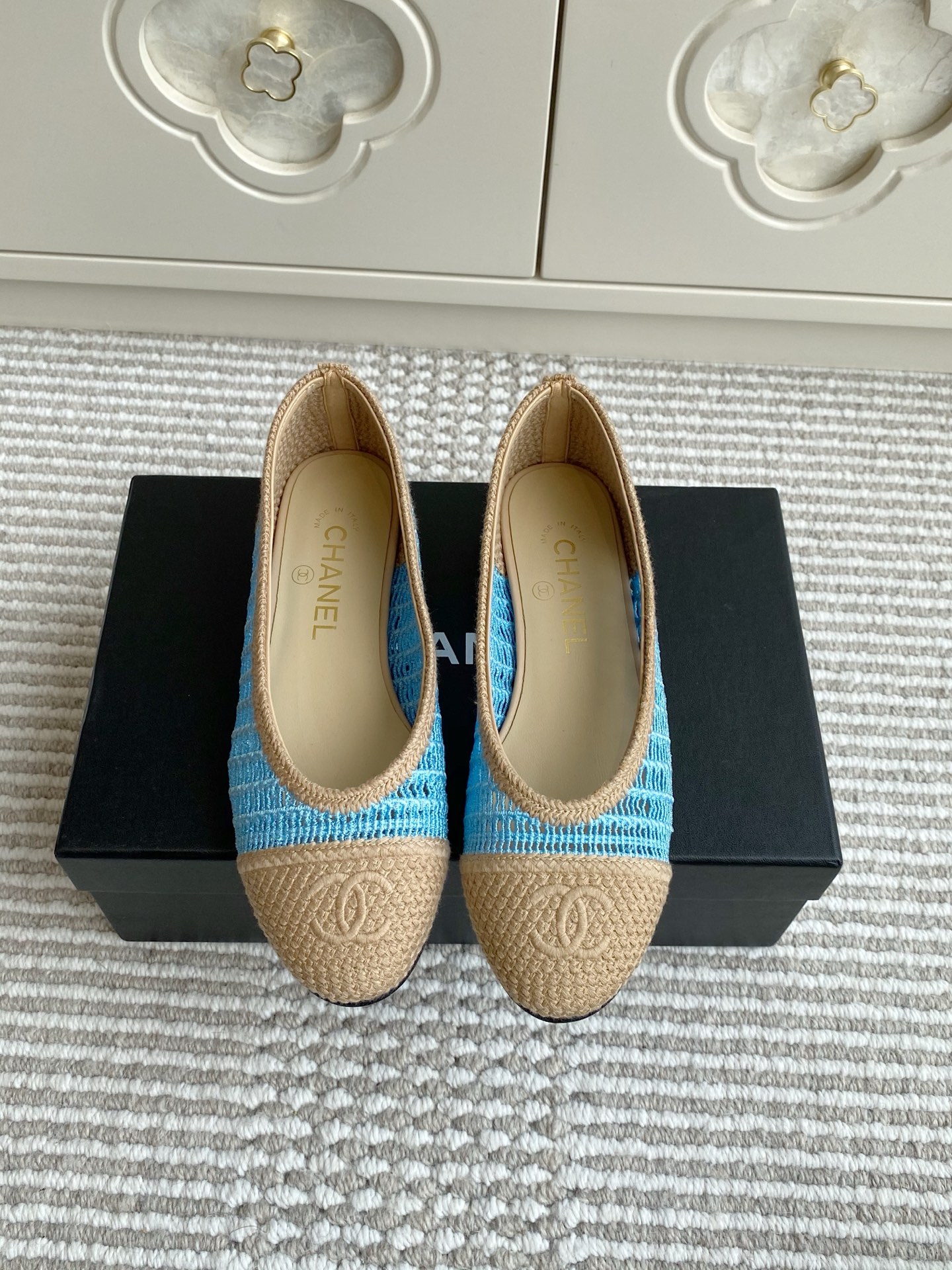 NO:403082,Category Chane* Xiaoxiang 25ss classic ballet woven single shoes new color original 1:1 cut Chanel Chanel 100 years classic round-toed ballet shoes. Not many good quality. Really, no pressure to enter and exit the counter at will. Regardless of last shape, leather selection, and manufacturing technology, they are genuine craftsmanship, very exquisite. Original custom woven surface of fabric imported sheepskin (sweat absorbing and soft) sole Italian special A-grade genuine leather sole Size35-41 (customized for 40.41.42), ballet shoes, chanel, chanel, sheepskin19860909批 Chane* 小香·25ss经典芭蕾舞编织单鞋新色 原版1:1切割而成 Chanel香奈儿万年经典 圆头芭蕾舞鞋 好品质不多 真正做到随便进出专柜无压力 无论楦型、皮料选择、制造工艺都是正品工艺,十分考究. 面料原版定制编织面 内里进口绵羊皮（吸汗柔软） 鞋底意大利特A级真皮底 Size35-41（40.41.42定做）,芭蕾舞鞋,chanel,chanel,sheepskin,Women's Shoes