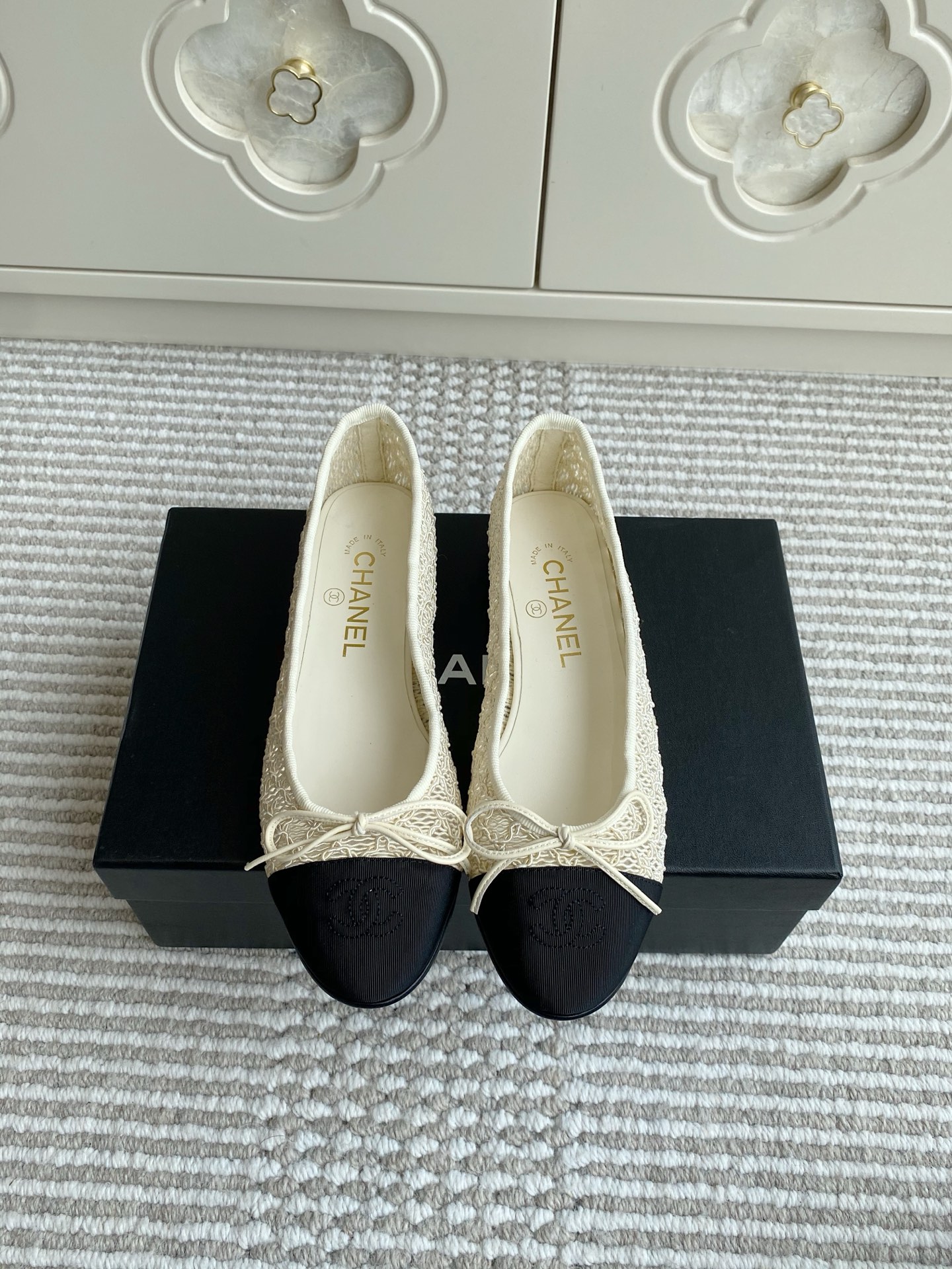 NO:403052,Category Chane* Xiaoxiang 25ss classic ballet woven single shoes new color original 1:1 cut Chanel Chanel 100 years classic round-toed ballet shoes. Not many good quality. Really, no pressure to enter and exit the counter at will. Regardless of last shape, leather selection, and manufacturing technology, they are genuine craftsmanship, very exquisite. Original custom woven surface of fabric imported sheepskin (sweat absorbing and soft) sole Italian special A-grade genuine leather sole Size35-41 (customized for 40.41.42), ballet shoes, chanel, chanel, sheepskin19860909批 Chane* 小香·25ss经典芭蕾舞编织单鞋新色 原版1:1切割而成 Chanel香奈儿万年经典 圆头芭蕾舞鞋 好品质不多 真正做到随便进出专柜无压力 无论楦型、皮料选择、制造工艺都是正品工艺,十分考究. 面料原版定制编织面 内里进口绵羊皮（吸汗柔软） 鞋底意大利特A级真皮底 Size35-41（40.41.42定做）,芭蕾舞鞋,chanel,chanel,sheepskin,Women's Shoes