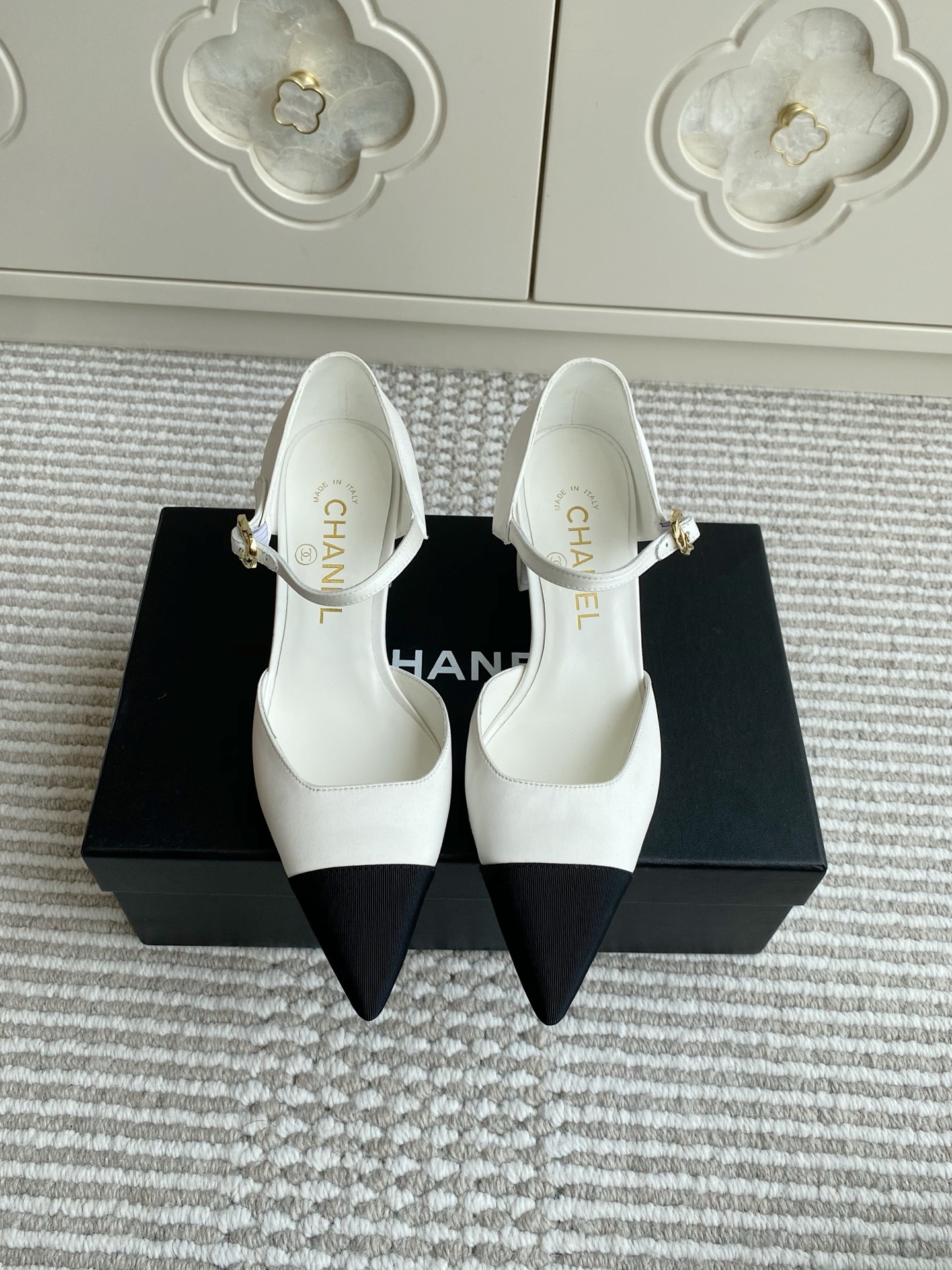 NO:403072,CHANEL Xiaoxiang 2025 new Mary Zhen pointed to thick heel single shoes. The foot is filled with an indescribable aura. It hits Xiaoxin in one second and is classic and elegant very ladylike. It is in line with the aesthetics of fairies. The pointed toe design also makes the feet look thin, comfortable and not polished. The temperament is engraved into the shoes. The mid-heel 6cm does not need to hesitate. In fact, it is very easy to walk and wear, very stable, and can also lengthen the legs and increase the proportion and make you look thinner. It is recommended for a small person. As an entry-level model, you can buy it with your eyes closed. The combination of the foot is intriguing and high-end!  Imported silk satin upper, inner foot padded sheepskin, soft and delicate, Italian leather outsole, heel height 6cm!  size35-39 (customized by 40/41/42), sandals, chanel, sandals, mary jane, sheepskin, real silk, Leather soles19860909批 CHANEL小香2025新款玛丽珍尖头粗跟单鞋 上脚就是有那种说不出来的气场,一秒击中小心心经典又优雅非常淑女的一款,符合仙女们的审美,尖头设计也显脚瘦,舒服不磨脚,气质优雅已刻进鞋子里了,中跟6cm不用犹豫 实际上是非常好走好穿,很稳,还能妥妥拉长腿部比例增高又显瘦,小个子推荐,香奶奶slingback系列作为入门款,闭着眼买都不会错,上脚搭配就是耐人寻味的高级！ 鞋面进口真丝缎,内里垫脚羊皮,柔软细腻,意大利真皮大底,跟高6cm！ size35-39（40/41/42定做）,凉鞋,chanel,sandals,mary jane,sheepskin,real silk,Leather soles,Women's Shoes