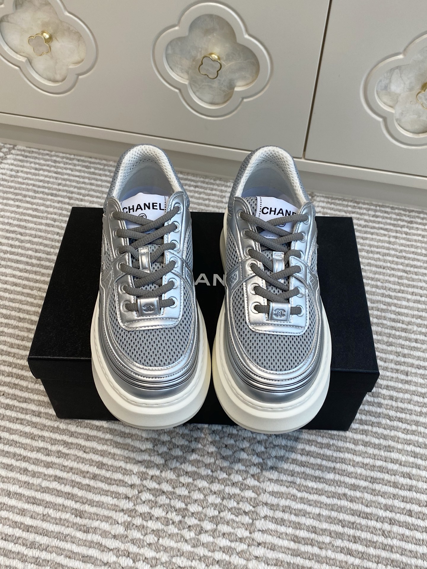 NO:403054,Cooked Chanel·Xiaoxiang·New Thick-soled Sneakers | Original Purchase A whole fashionable essence is an expression of personality!  Hardness and softness are both strong and unrestrained, and are proud and brilliant. Personality and eye-catching. Gold and silver are the secrets of the cool and high-end feeling. Simple and eye-catching and elegant scheming. Full of endless possibilities. Declare multi-faceted style. Material and craftsmanship. Original custom mesh/calfskin. Original special brie. Diamond electric embroidery craft. Double C-clad buckle. Original open mold sole. Size35-40 (40 custom made without return or exchange), casual shoes/sports shoes, chanel, sneakers, cowhide19860909批 Chanel·小香·新款厚底运动鞋｜原版购入 一整个时髦精本精,都是个性的表达！ 刚柔并济 诠释时髦不羁,尊滴出彩 个性又醒目 金银才是清冷高级感的秘诀 简约又亮眼很显气质的心机款 充满了无尽可能 宣示着多面风格 材质与工艺 原版定制网面/小牛皮 原版特殊布里 菱格电绣工艺 鞋面双C饰扣 原版开模大底 Size35-40（40定做不退换）,休闲鞋/运动鞋,chanel,sneakers,cowhide,Women's Shoes