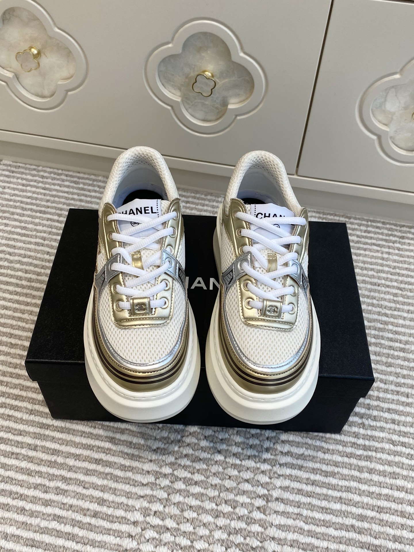 NO:403057,Batch *Xiaoxiang new thick-soled sneakers | Original purchase A whole fashionable essence is an expression of personality!  Hardness and softness are both strong and unrestrained, and are proud and brilliant. Personality and eye-catching. Gold and silver are the secrets of the cool and high-end feeling. Simple and eye-catching and elegant scheming. Full of endless possibilities. Declare multi-faceted style. Material and craftsmanship. Original custom mesh/calfskin. Original special brie. Diamond electric embroidery craft. Double C-clad buckle. Original open mold sole. Size35-40 (40 custom made without return or exchange), casual shoes/sneakers, cowhide19860909批 *小香新款厚底运动鞋｜原版购入 一整个时髦精本精,都是个性的表达！ 刚柔并济 诠释时髦不羁,尊滴出彩 个性又醒目 金银才是清冷高级感的秘诀 简约又亮眼很显气质的心机款 充满了无尽可能 宣示着多面风格 材质与工艺 原版定制网面/小牛皮 原版特殊布里 菱格电绣工艺 鞋面双C饰扣 原版开模大底 Size35-40（40定做不退换）,休闲鞋/运动鞋,sneakers,cowhide,Women's Shoes