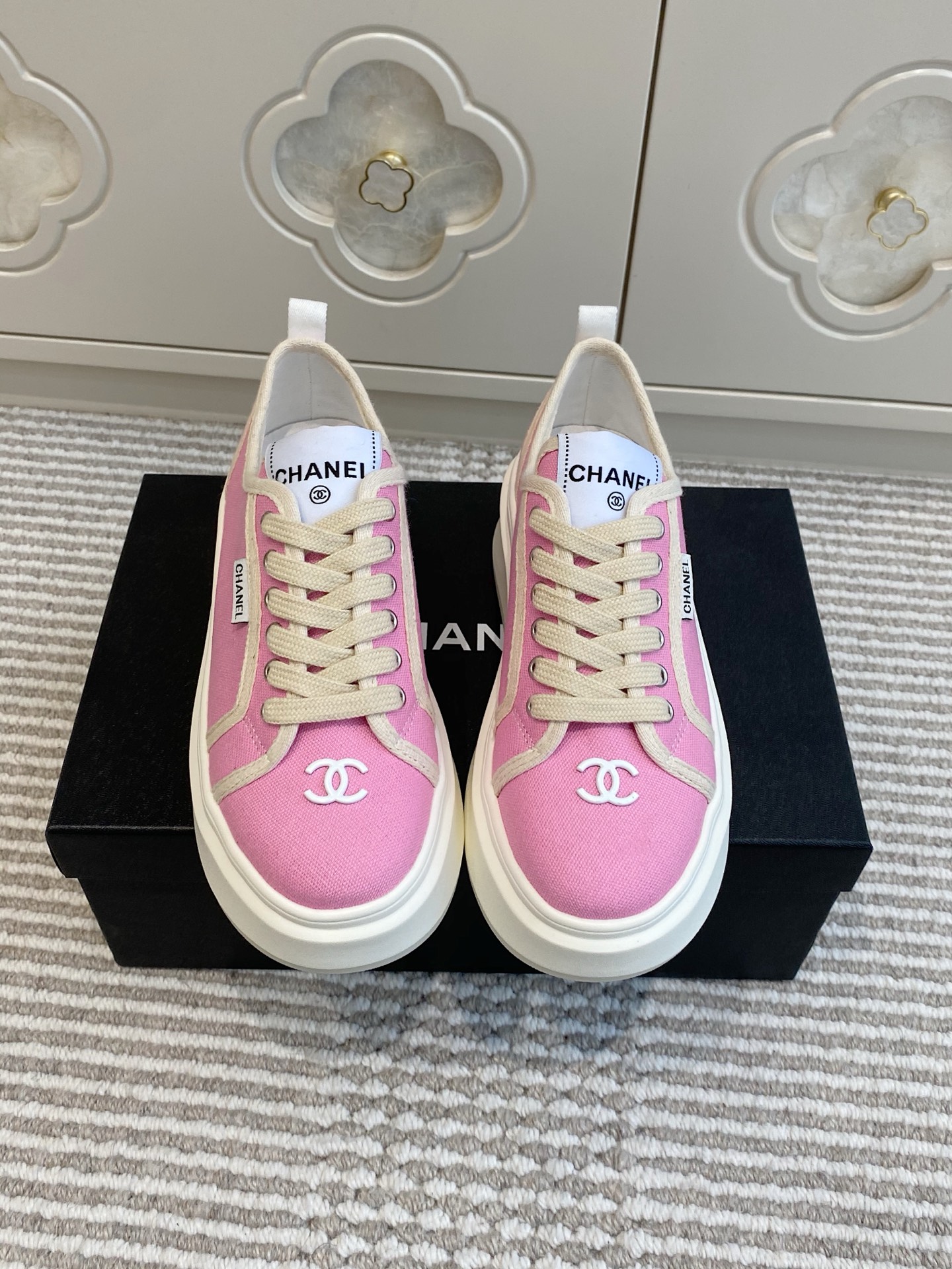 NO:403062,Batch *Xiaoxiang new thick-soled canvas sneakers·biscuit shoes｜Original purchase A whole fashionable essence is an expression of personality!  Hardness and softness are both strong and unrestrained, and are unique and eye-catching. Material and craftsmanship. Original custom canvas. Sheepskin lining. Original open molded sole. Size35-40 (40 custom made without return or exchange), casual shoes/sports shoes, sneakers, sheepskin19860909批 *小香新款厚底帆布运动鞋·饼干鞋｜原版购入 一整个时髦精本精,都是个性的表达！ 刚柔并济 诠释时髦不羁,尊滴出彩 个性又醒目 材质与工艺 原版定制帆布 羊皮内里 原版开模大底 Size35-40（40定做不退换）,休闲鞋/运动鞋,sneakers,sheepskin,Women's Shoes