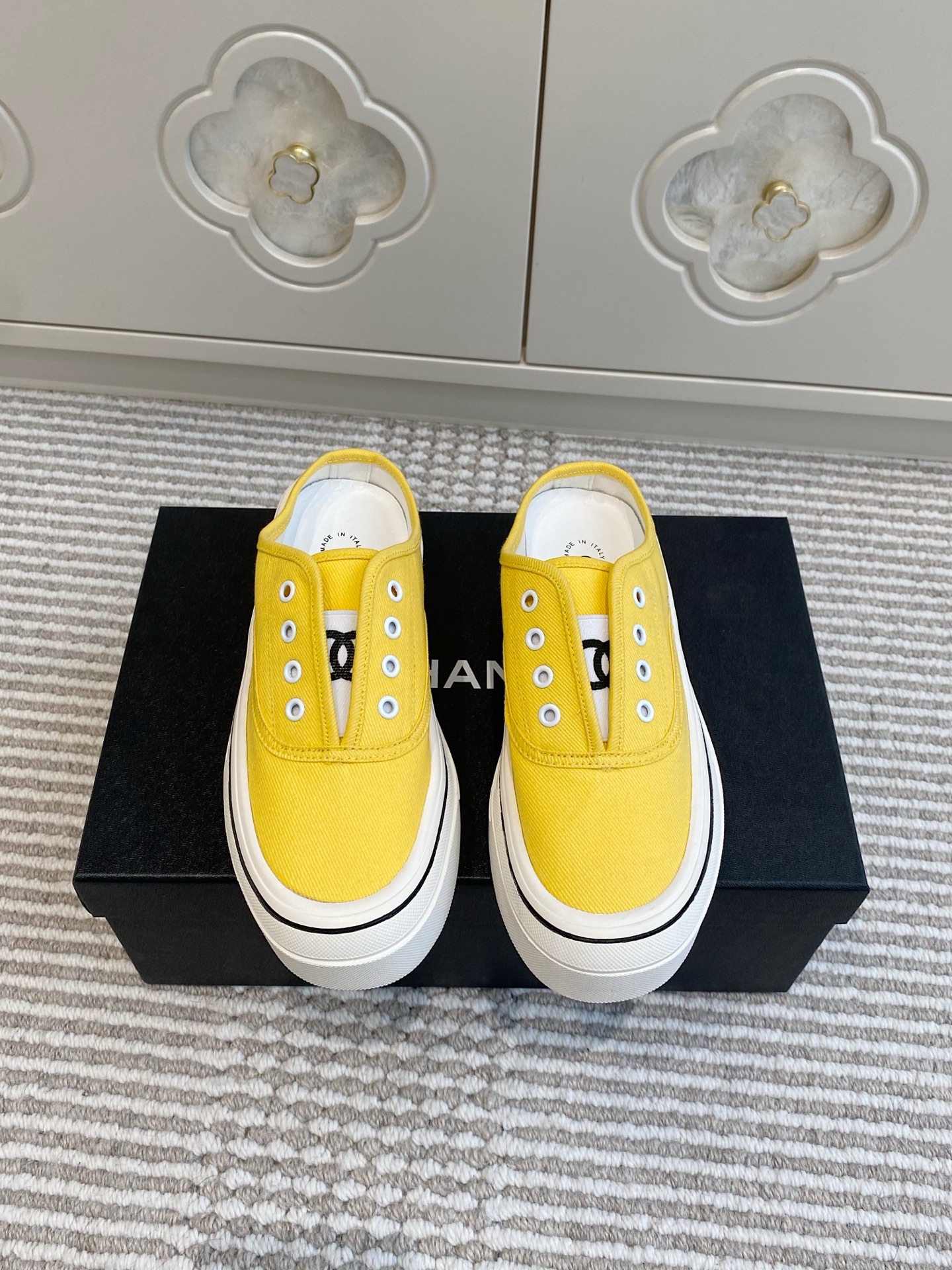 NO:403030,Chanel·Xiaoxiang new cc thick-soled canvas sports slippers·Mulle semi-trailer | original purchase A whole fashionable essence is an expression of personality!  Hardness and softness are both strong and unrestrained, and are proud and brilliant. Personalized and eye-catching. Material and craftsmanship. Original custom canvas. Sheepskin lining. Original open molded sole. Size35-40 (40 custom made without return or exchange), casual shoes/sports shoes semi-trails, chanel, sneakers, slippers, sheepskin19860909批 Chanel·小香新款cc厚底帆布运动拖鞋·穆勒半拖｜原版购入 一整个时髦精本精,都是个性的表达！ 刚柔并济 诠释时髦不羁,尊滴出彩 个性又醒目 材质与工艺 原版定制帆布 羊皮内里 原版开模大底 Size35-40（40定做不退换）,休闲鞋/运动鞋半拖,chanel,sneakers,slippers,sheepskin,Women's Shoes