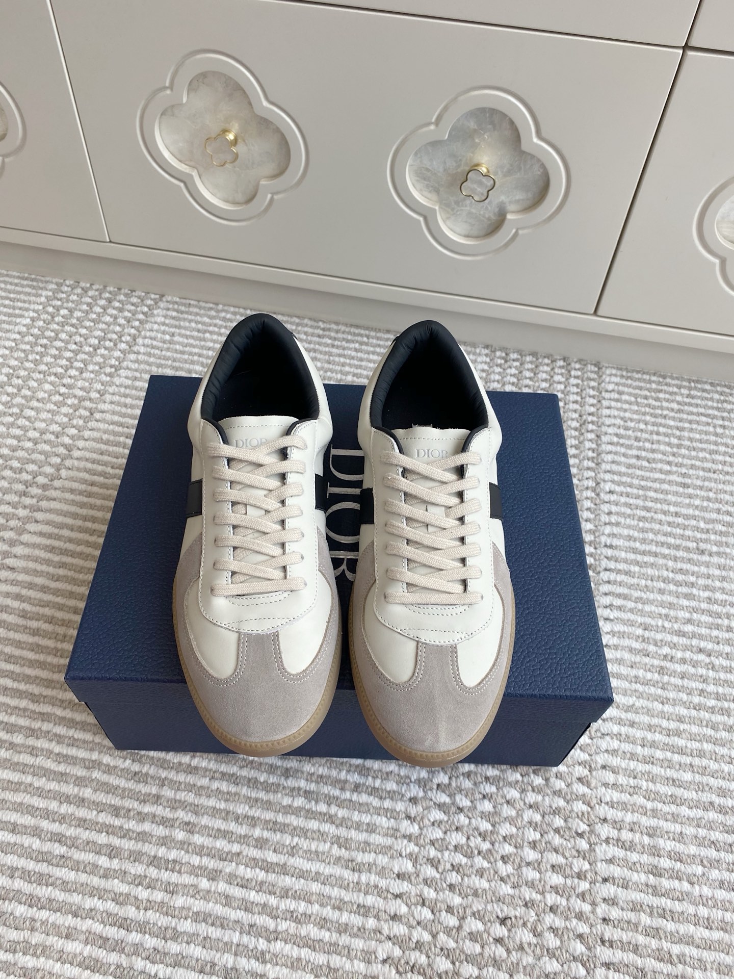 NO:388064,Batch-in-Official Dior B01 Matchpoint Sports Shoes Couple Model Deshuo Shoes This B01 Matchpoint Sports Shoes is a new product in the fall 2025 series, marking the return of Dior's classic style and is reinterpreted with a stylish and elegant silhouette. It is carefully crafted from black and white smooth cowhide, decorated with gray suede splicing to enhance the style. The tongue and inner side are decorated with Dior logo, and the heel is decorated with CD Icon logo. Paired with amber rubber sole, the Dior logo is embellished with a variety of styles from the Dior Icons limited series to create exquisite shapes. Original imported calfskin/Niujing sheepskin lining Original open mold custom bottom  size35-45 (full package), casual shoes/sports shoes, dior, dior, sneakers, cowhide, sheepskin19860909批 代购级Dior·迪奥B01 Matchpoint 运动鞋 情侣款·德训鞋 这款 B01 Matchpoint 运动鞋是二零二五秋季系列新品,标志着 Dior 经典款式的回归,以时尚优雅的廓形重新诠释.采用黑色和白色光滑牛皮革精心制作,饰以灰色绒面革拼接提升格调.鞋舌和内部侧面饰以 Dior 标志,鞋后跟饰以 CD Icon 标志.搭配琥珀色橡胶鞋底,点缀以 Dior 标志,可与 Dior Icons 限定系列的各式造型搭配,打造精致造型. 原版进口小牛皮/牛京 羊皮内里 原版开模定制大底 size35-45（全套包装）,休闲鞋/运动鞋,dior,dior,sneakers,cowhide,sheepskin,Women's Shoes