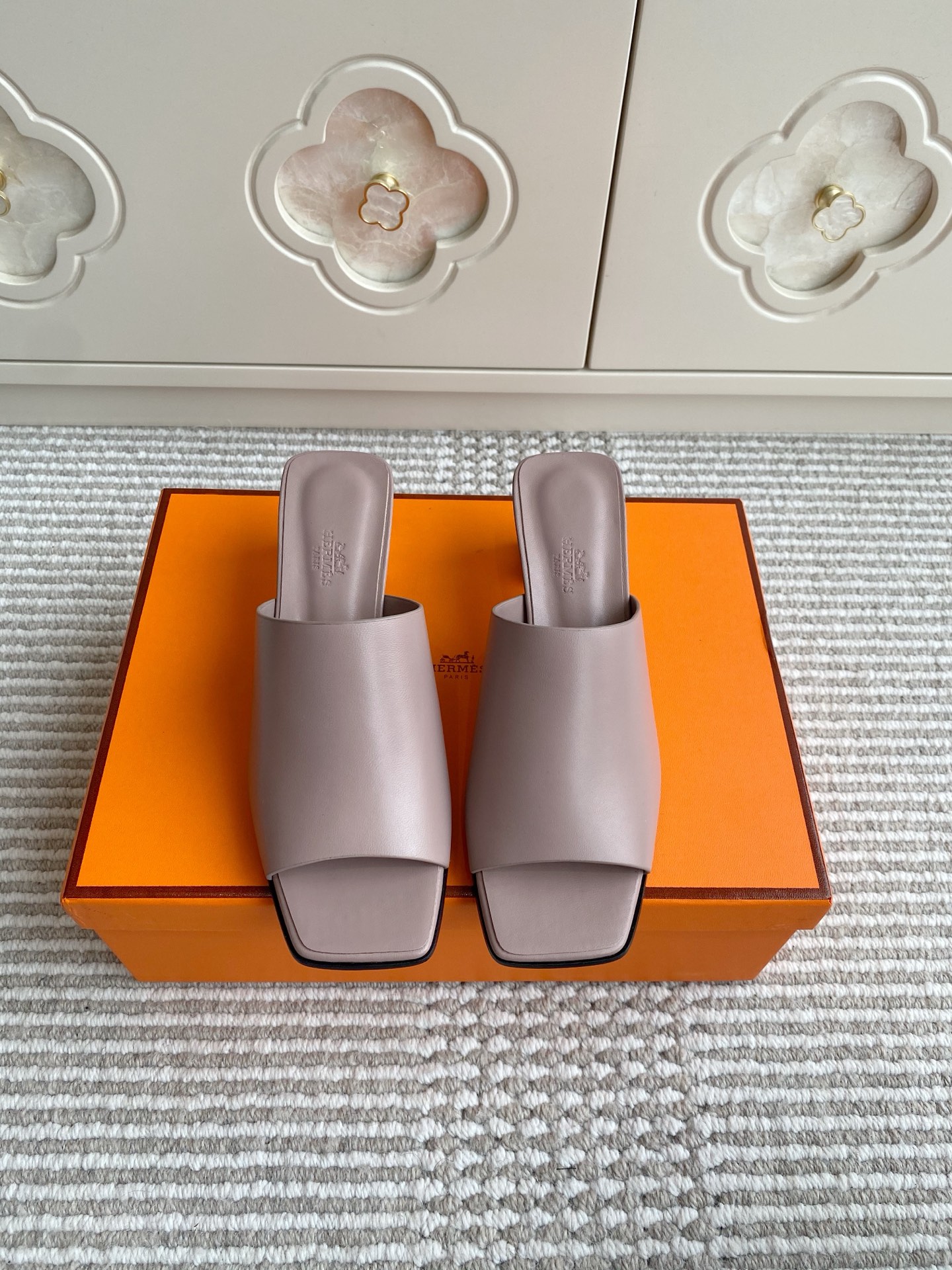 NO:388110,Hermes Kylie series thick-heeled fish-mouth slippers Top quality calfskin sandals, paired with straight last edge and architectural geometric metal heels, the design is simple and smooth, creating a fashionable and avant-garde style. Imported calfskin/niujing/sheepskin inner lining heel height 6cm imported leather outsole size35-39 (customized for 40/41/42 without return or exchange), high heels slippers, hermes, hermes, sandals, high heels, slippers, cowhide, sheepskin, Leather soles19860909批 Hermes爱马仕Kylie系列粗跟鱼嘴拖鞋 顶级品质 小牛皮凉鞋,搭配平直楦缘和建筑感几何金属鞋跟,设计简约流畅,打造时尚前卫造型. 进口小牛皮/牛京/羊皮内里 跟高6cm 进口真皮大底 size35-39（40/41/42定做不退换）,高跟鞋拖鞋,hermes,hermes,sandals,high heels,slippers,cowhide,sheepskin,Leather soles,Women's Shoes