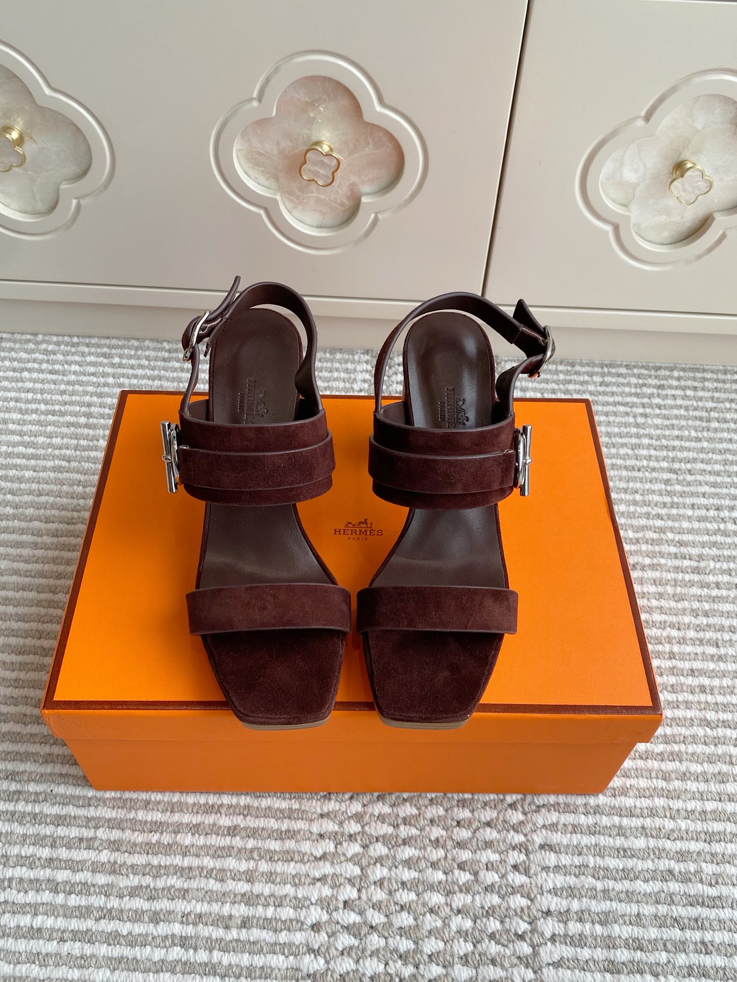 NO:388082,Hermes kute series thick heel sandals top quality calfskin high heel sandals, paired with the iconic Glenan shoe buckle. Nautical style, create an elegant urban look. Imported calfskin/yangjing/sheel leather lining 9cm imported leather outsole size35-39 (customized for 40/41/42, no return or exchange), sandals, hermes, hermes, sandals, cowhide, sheepskin, sheep, Leather soles19860909批 Hermes爱马仕kute系列粗跟凉鞋 顶级品质 小牛皮高跟凉鞋,搭配标志性Glenan鞋扣. 航海风格,打造都市优雅造型. 进口小牛皮/羊京/羊皮内里 跟高9cm 进口真皮大底 size35-39（40/41/42定做不退换）,凉鞋,hermes,hermes,sandals,cowhide,sheepskin,sheep,Leather soles,Women's Shoes