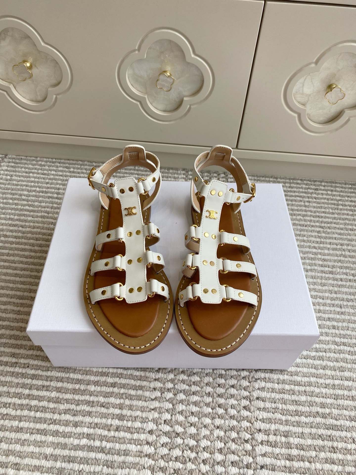 NO:388096,Celine·Celine·New Arc de Triomphe retro rivet Roman sandals Top quality This season's Celine made me love it again once again. There are so many beautiful shoes in this season. This sandals are really invincible and easy to match!  Imported cowhide/original leather outsole size 35-39 (customized by 40/41), sandals, celine, celine, sandals, cowhide, Leather soles19860909批 Celine·赛琳·新款凯旋门复古铆钉罗马凉鞋 顶级品质 这一季的赛琳又让我重新爱了它一次 这季节美鞋太多这款凉拖真是无敌好搭配！ 进口牛皮/原版真皮大底 码数35-39（40/41定做）,凉鞋,celine,celine,sandals,cowhide,Leather soles,Women's Shoes